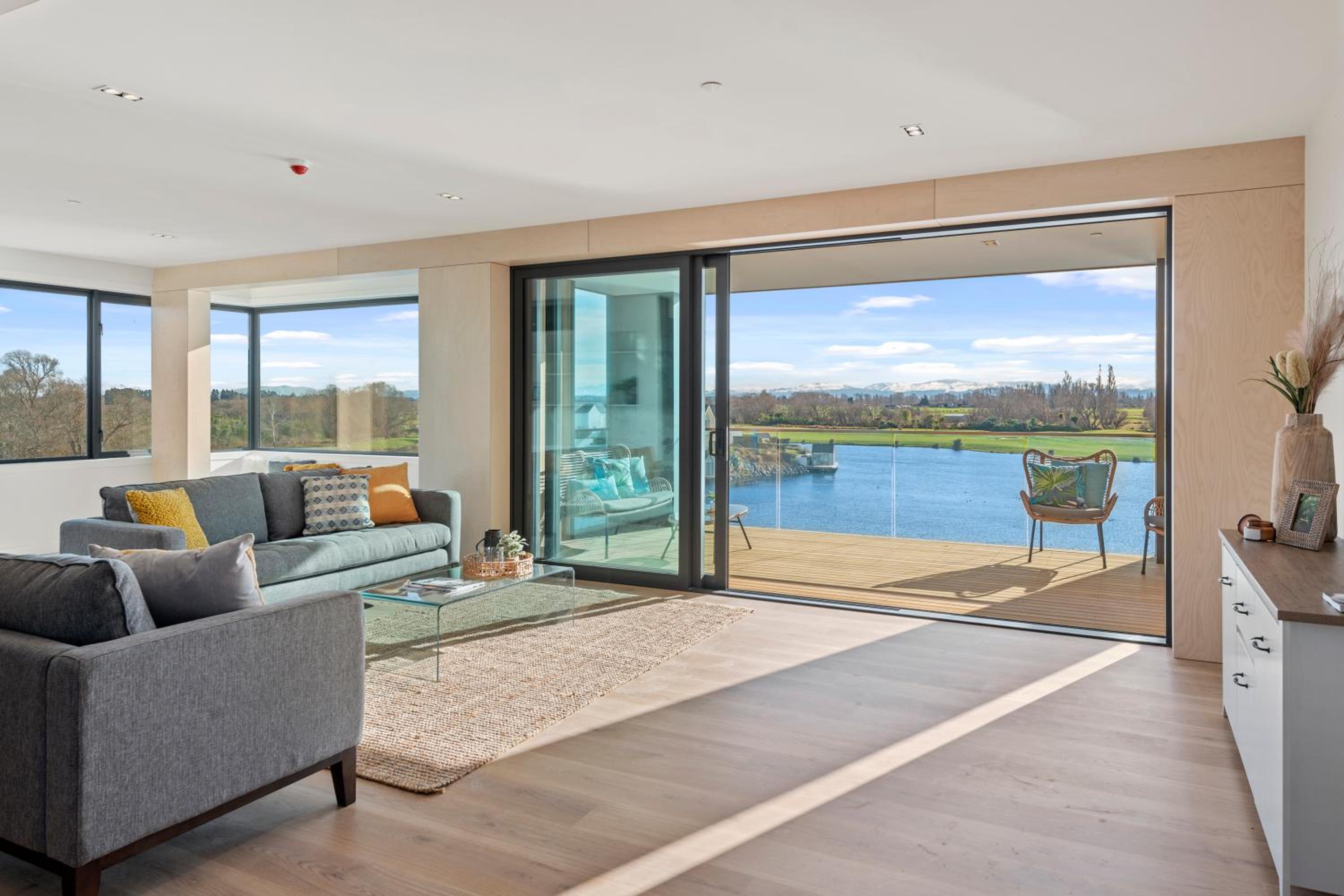 Apartment with Lake View