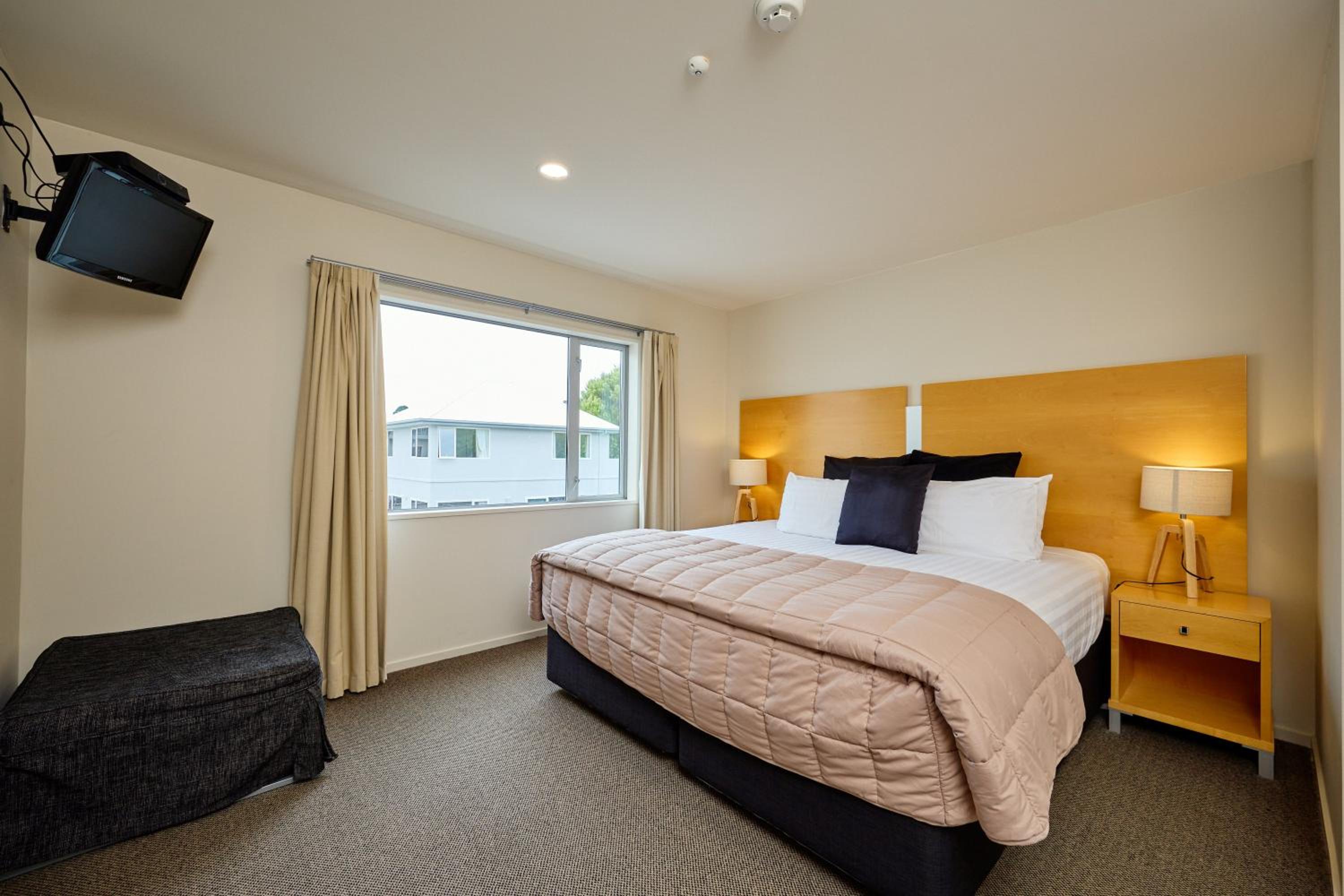 Deluxe Apartment with Elevator Access - Photo 2