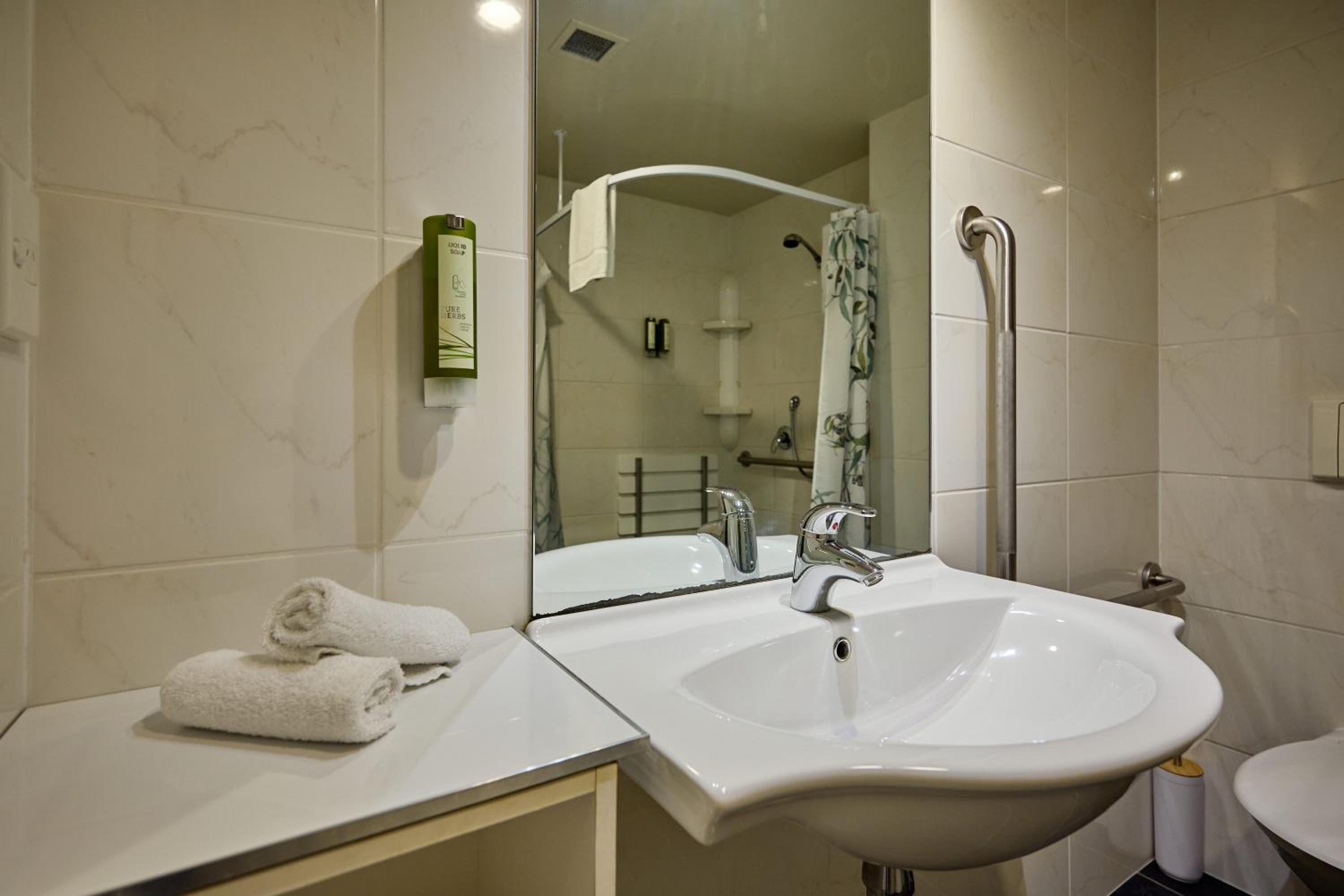 Deluxe Apartment with Elevator Access - Photo 3