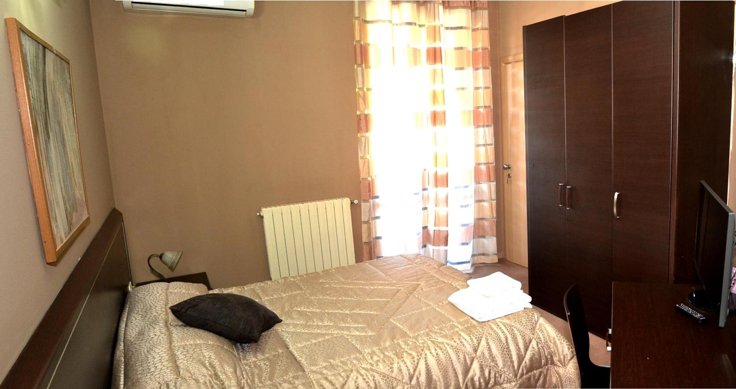 Quadruple Room with Private Bathroom - Photo 4