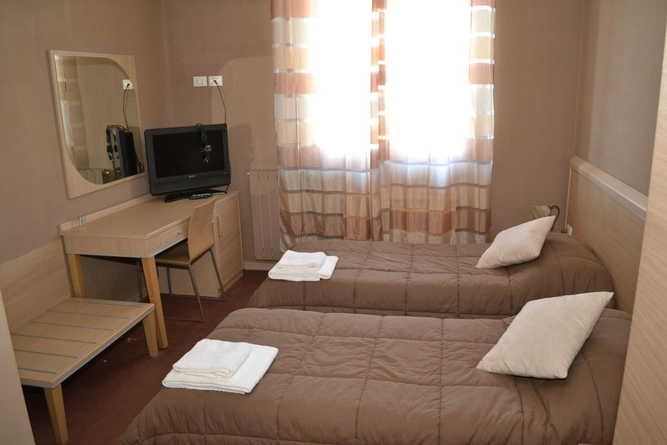 Twin Room with Private Bathroom - Photo 1