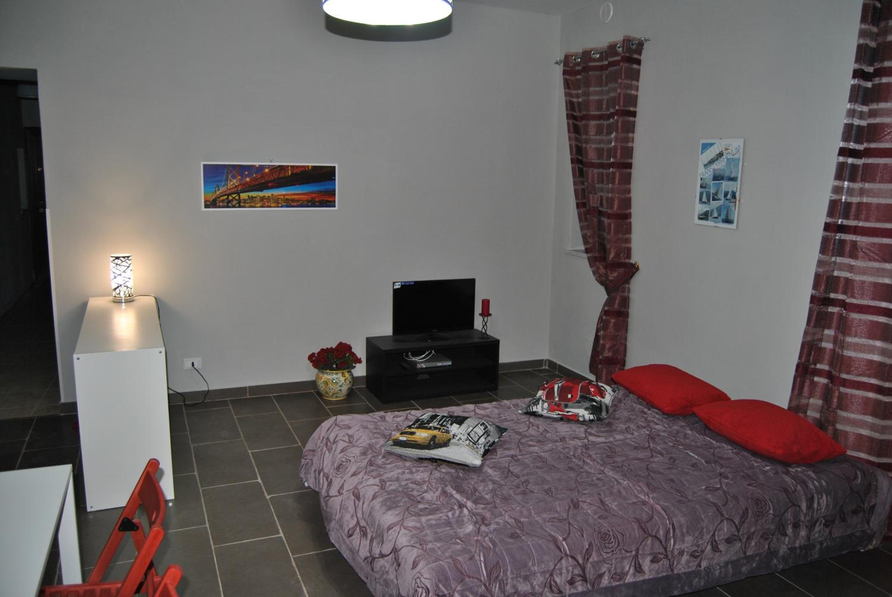 One-Bedroom House photo 1