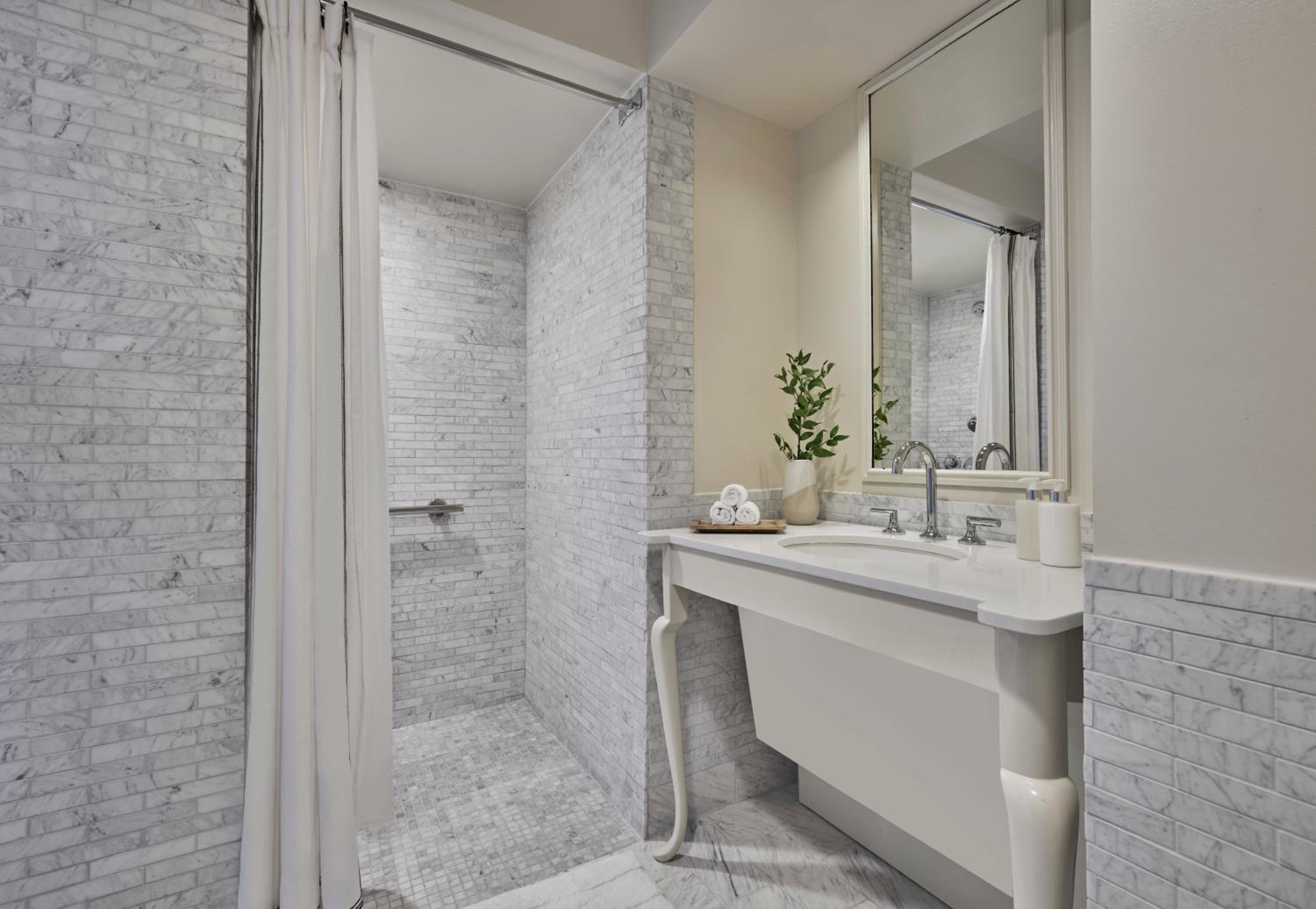 Mobility/Hearing Accessible Ocean View King, Roll-in Shower thumbnail 6