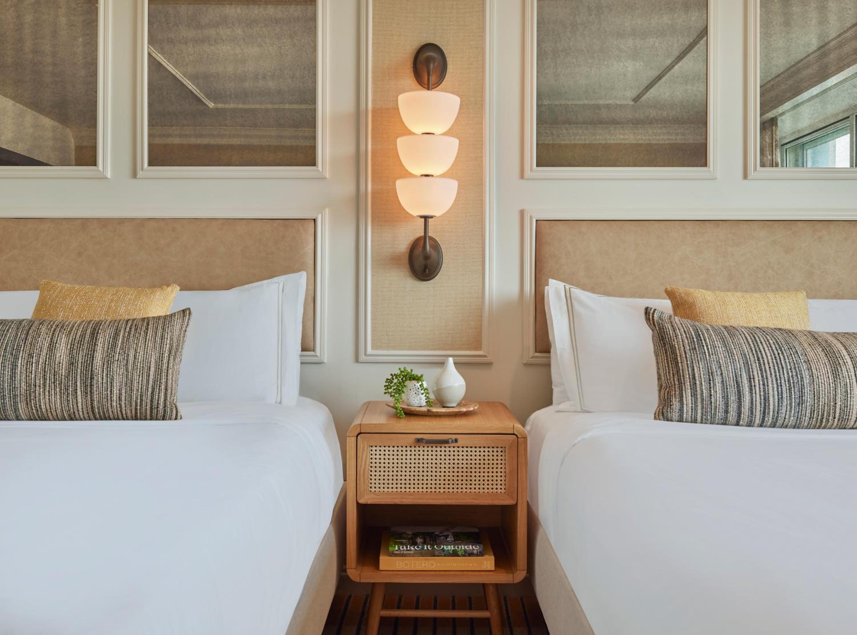 Partial Ocean View Two Queen Room thumbnail 5