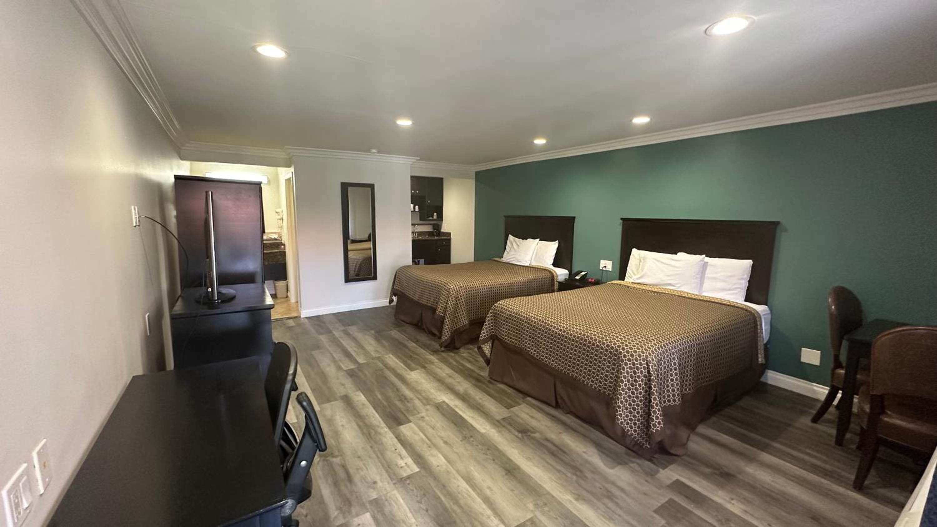 Deluxe Queen Room with Two Queen Beds photo 1