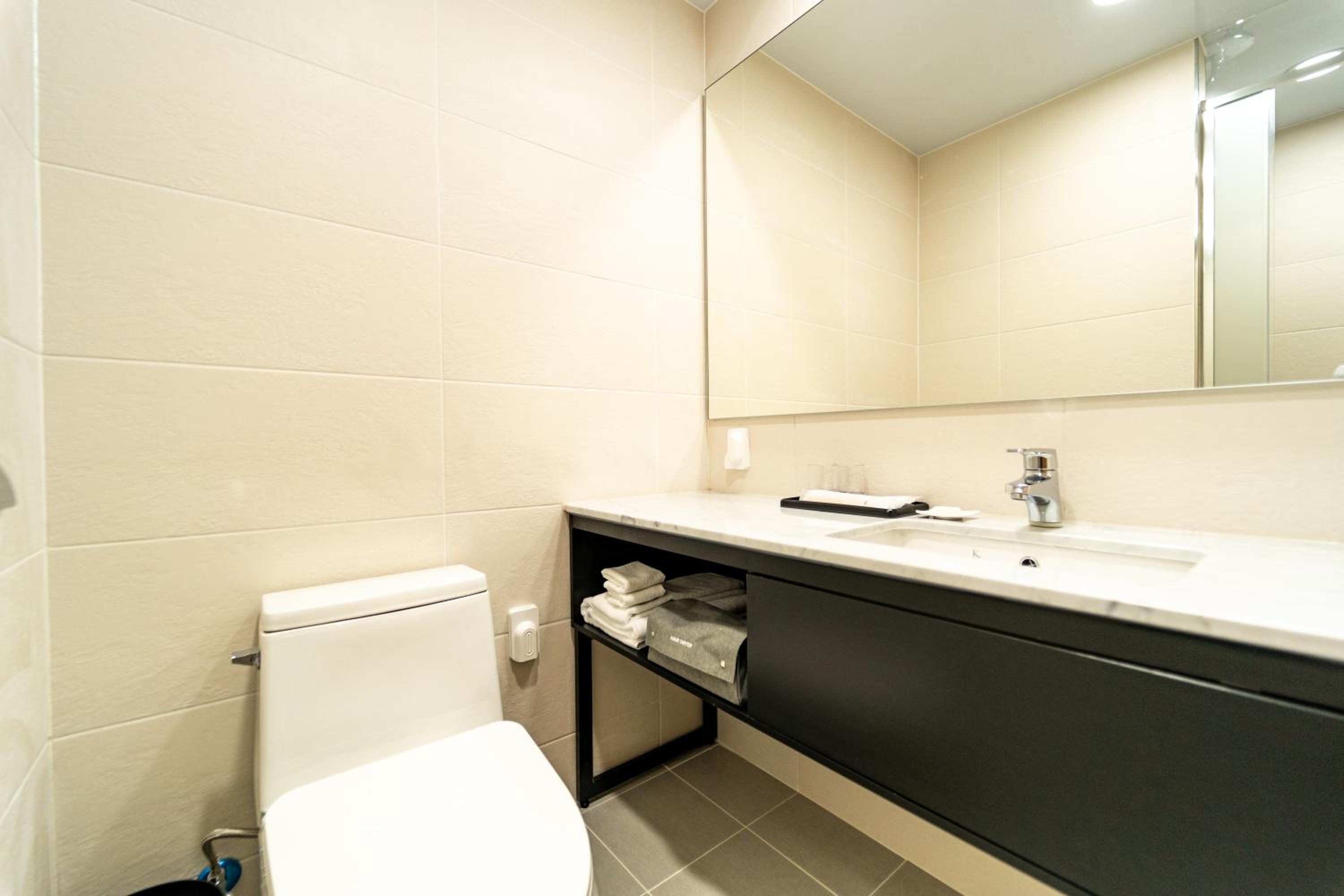 Deluxe Twin Room with Ocean View - Photo 4