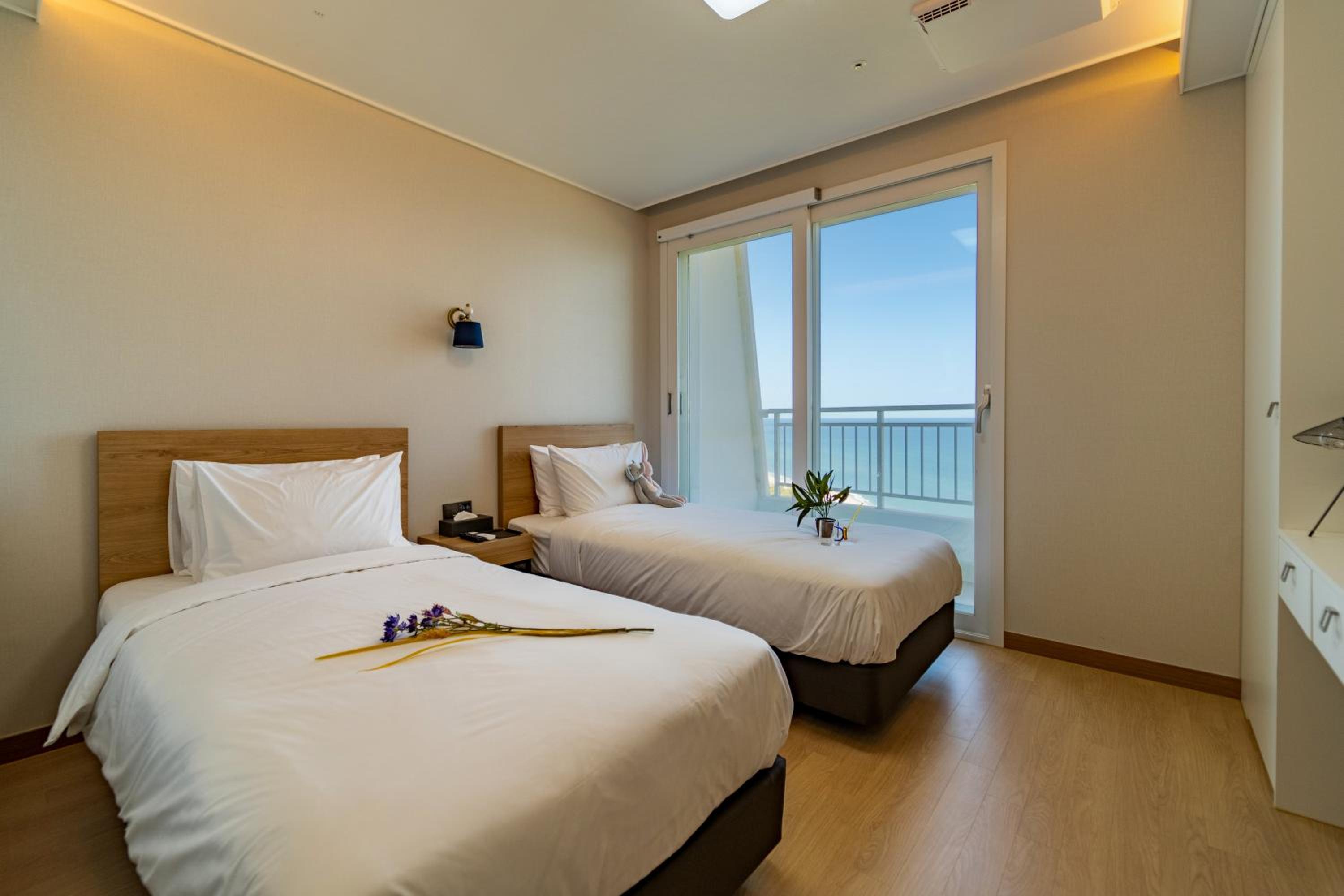Deluxe Twin Room with Ocean View - Photo 2