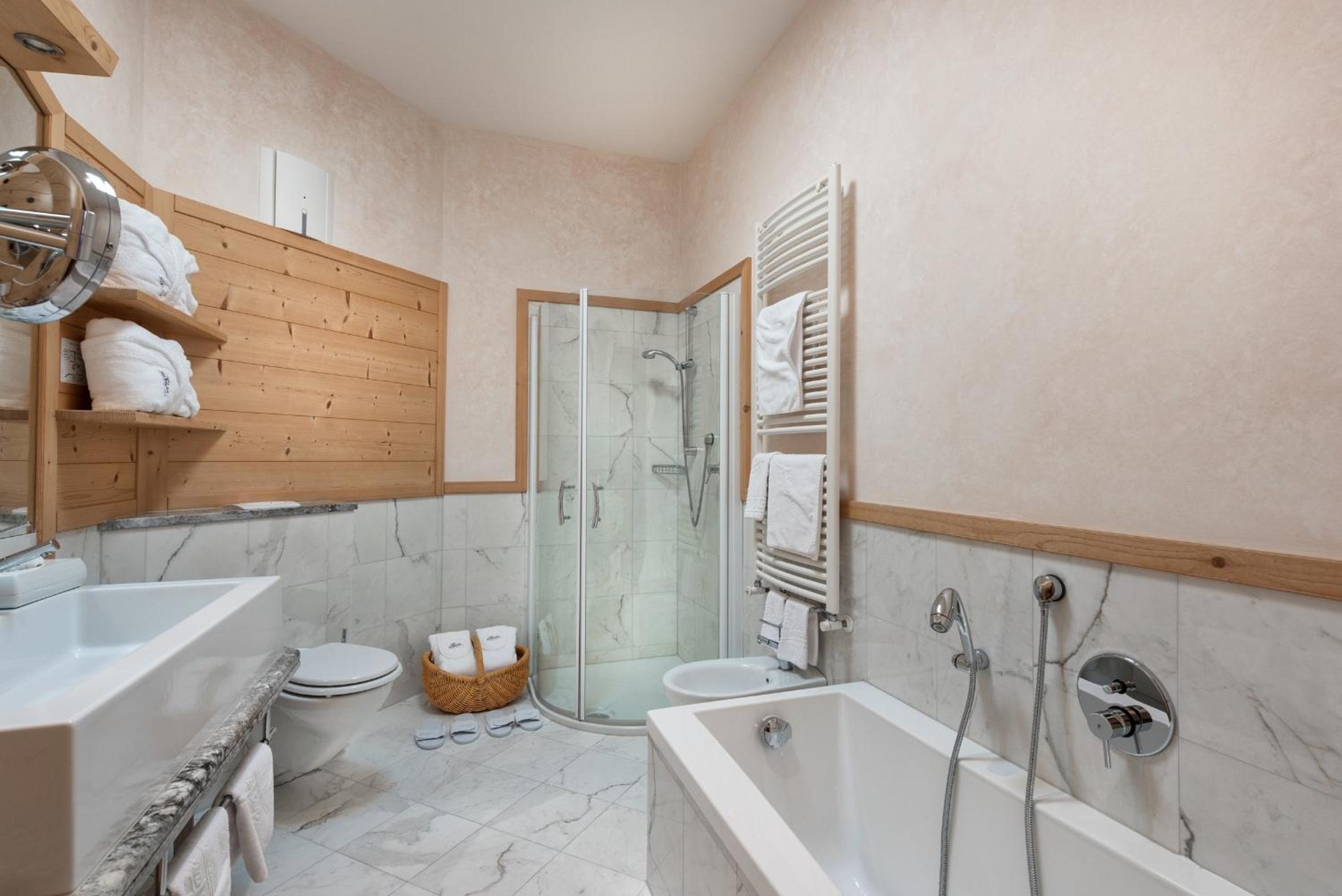 Suite with Balcony - Photo 3