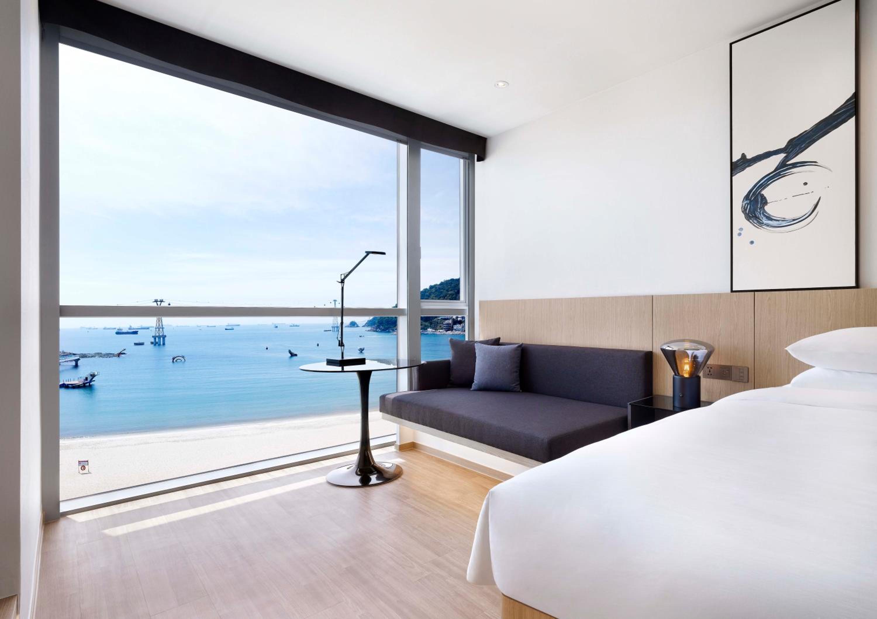 Deluxe Guest Room - High Floor, 1 King Bed, Sea view photo 2