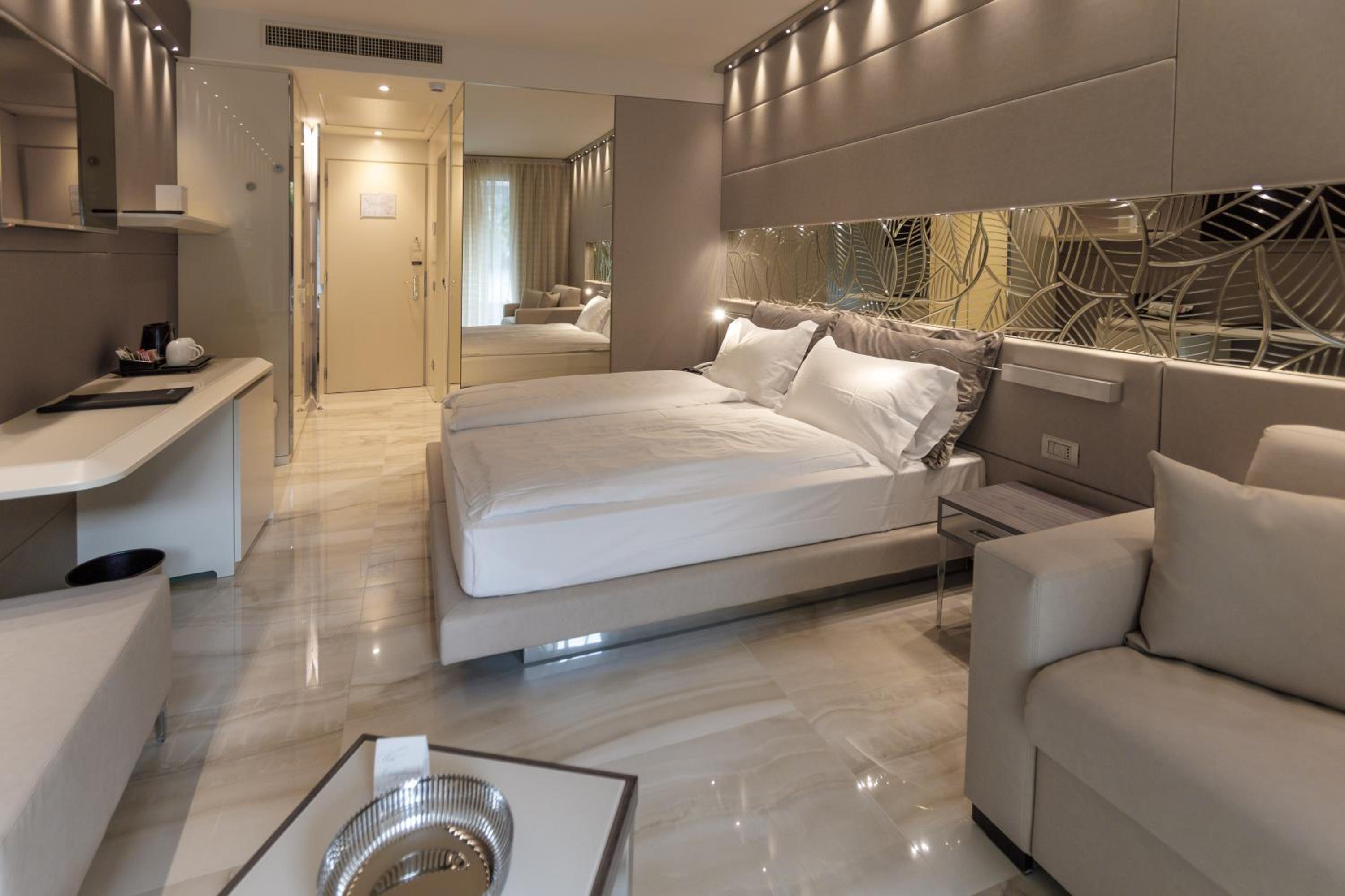 Prestige Double Room with Partial Lake View  - Photo 1