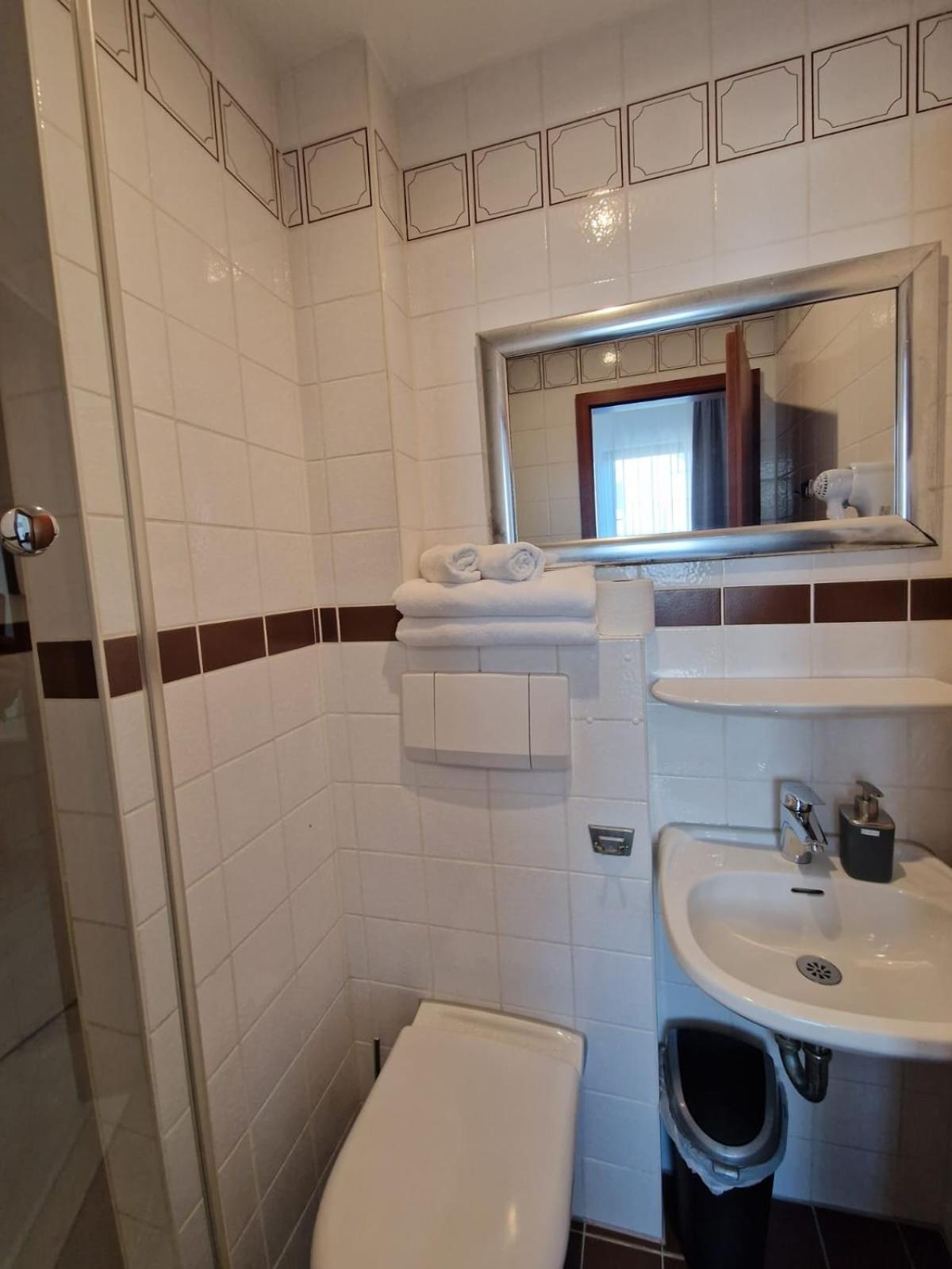 Double Room with Shower - Photo 3