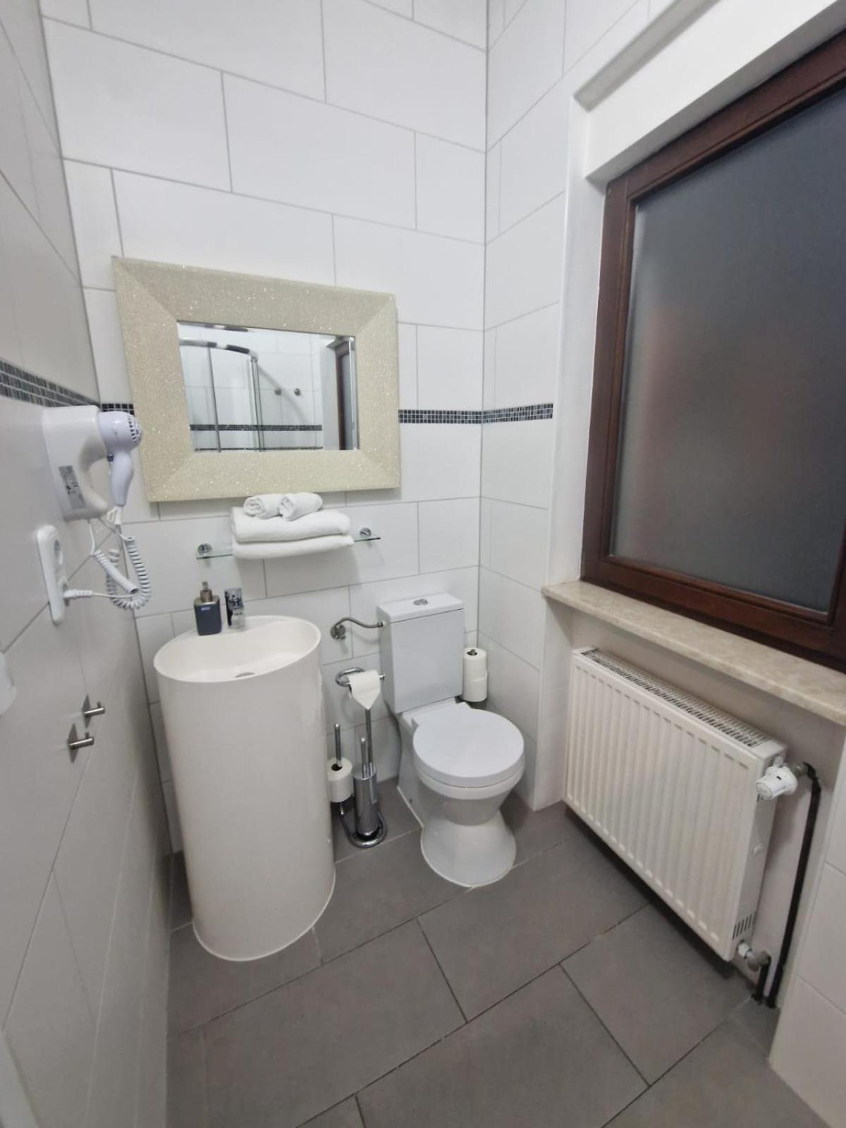 Double Room with Private Bathroom - Photo 7