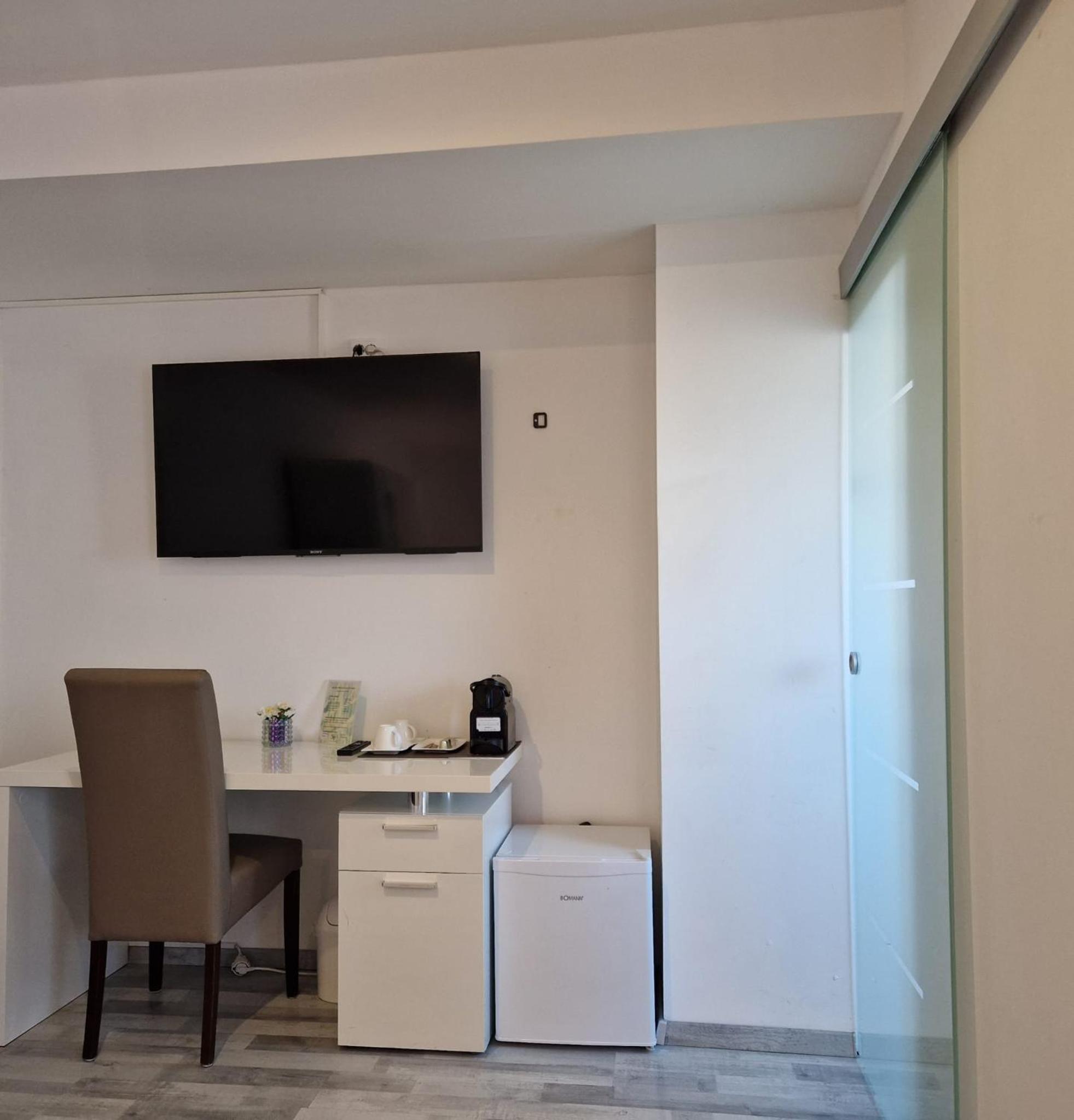 Double Room with Private Bathroom - Photo 6