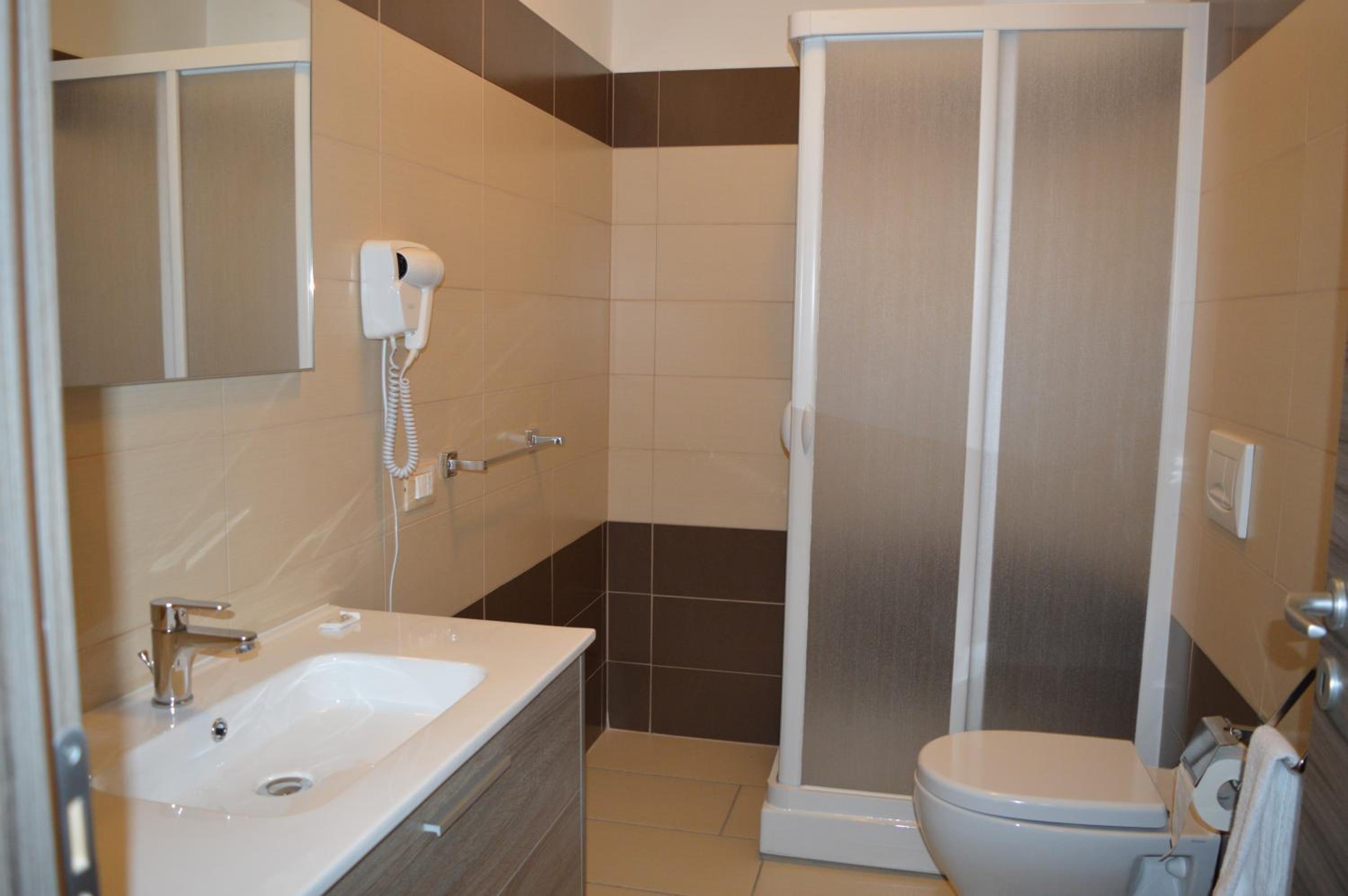 Double or Twin Room with Private Bathroom photo 3