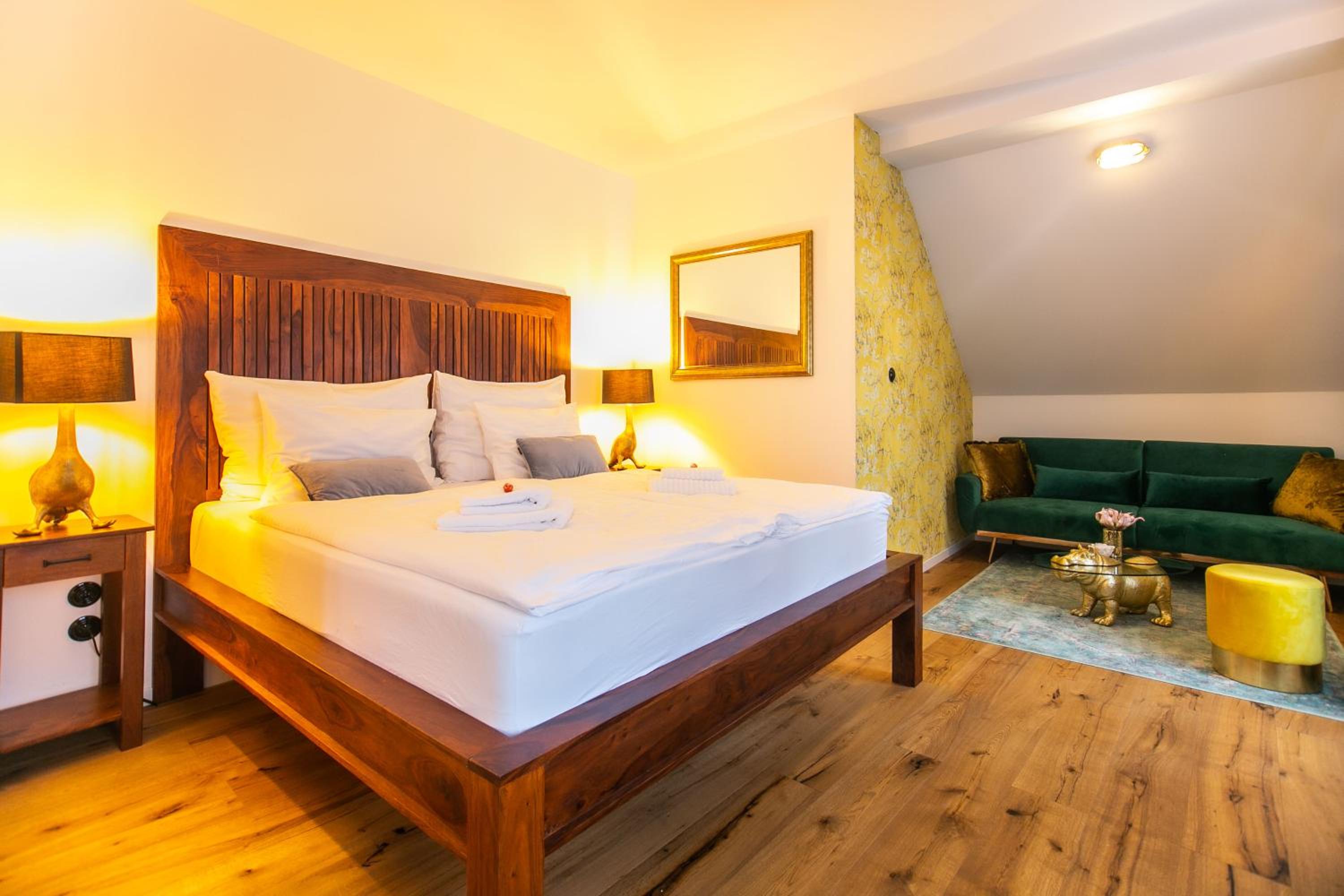 Deluxe King Room - Photo 1