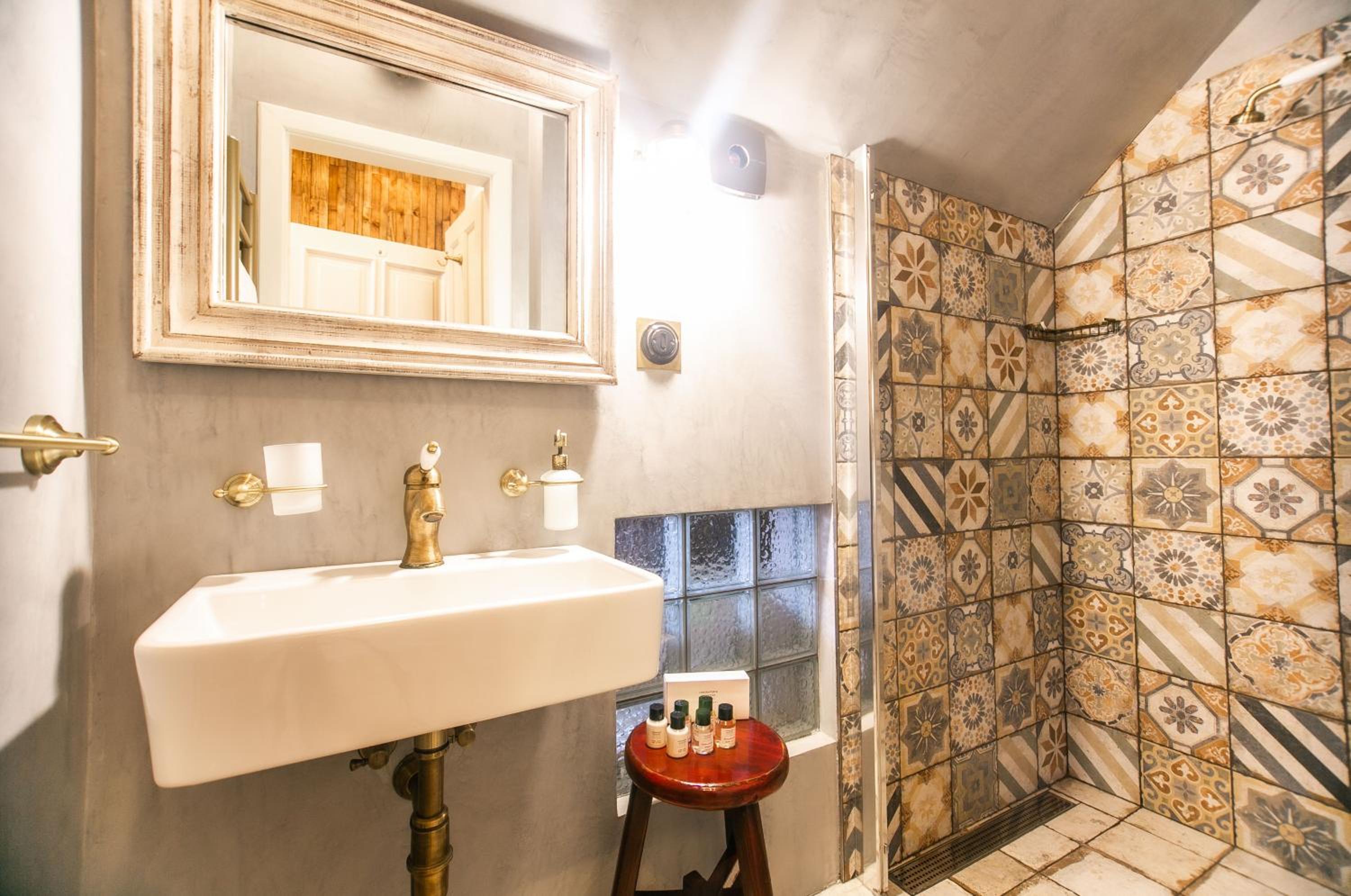 Deluxe King Room - Photo 2