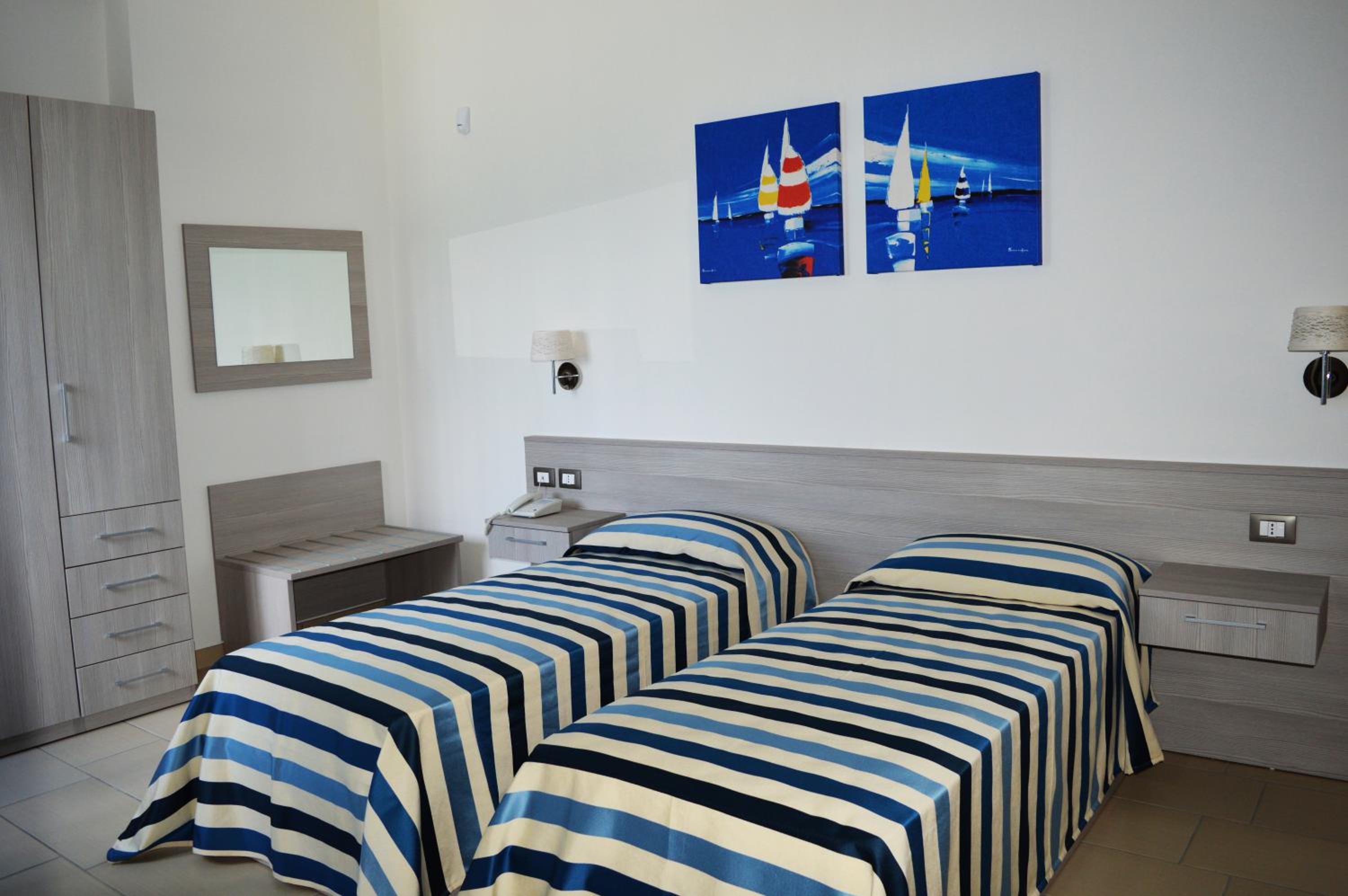 Quadruple Room with Private Bathroom photo 3