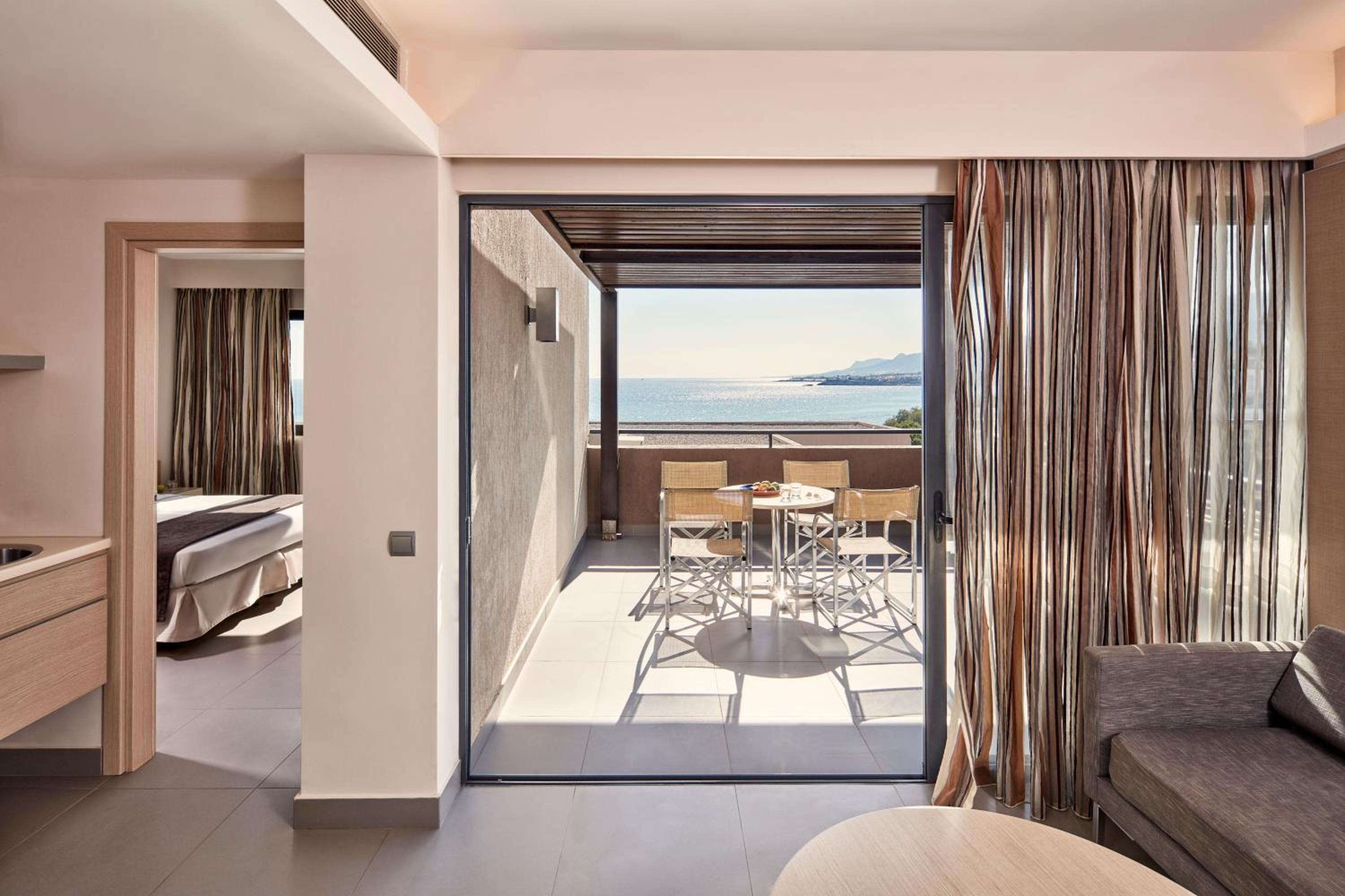Superior Family Suite Sea View - Photo 4