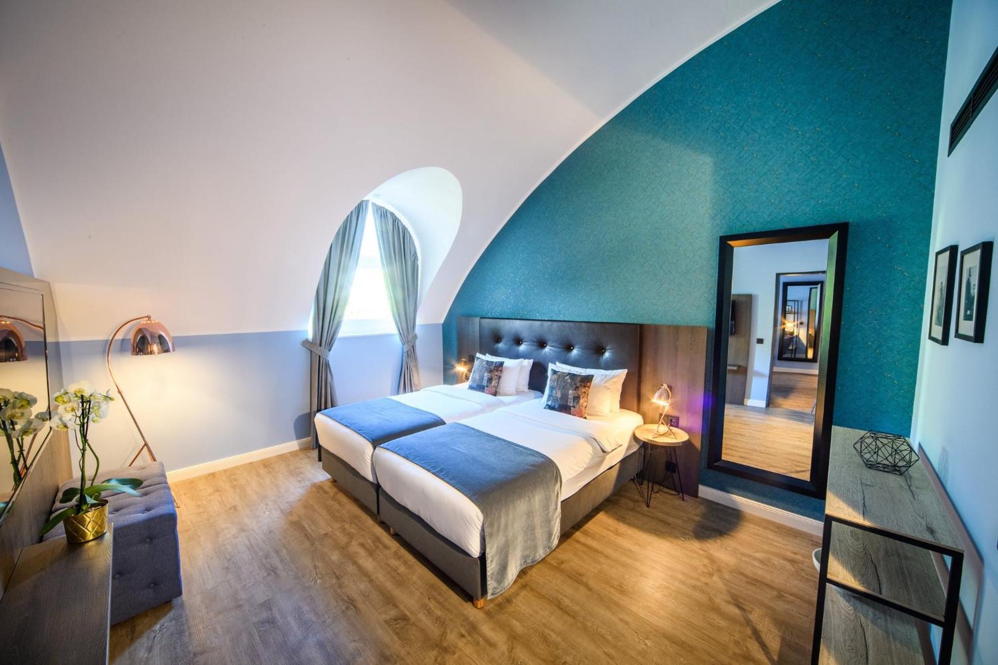 Executive Suite - Photo 1