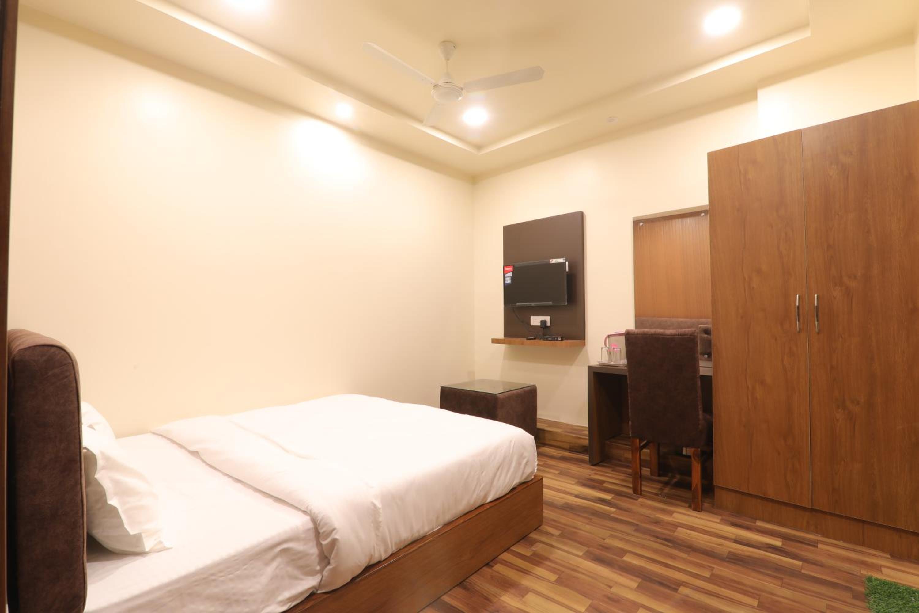 Deluxe Room (2 Adults + 1 Child)