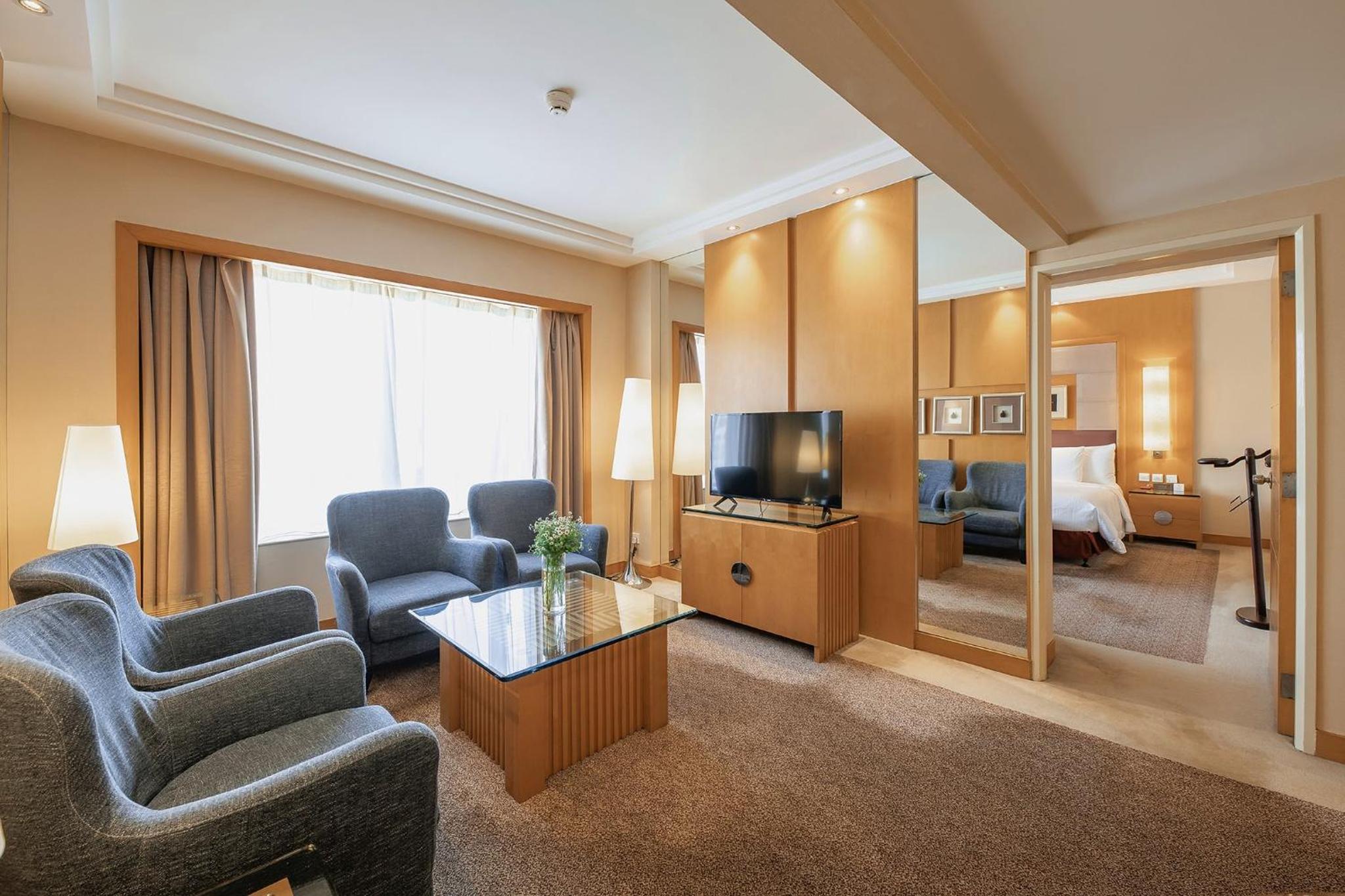 One-Bedroom King Suite - Lounge Access
