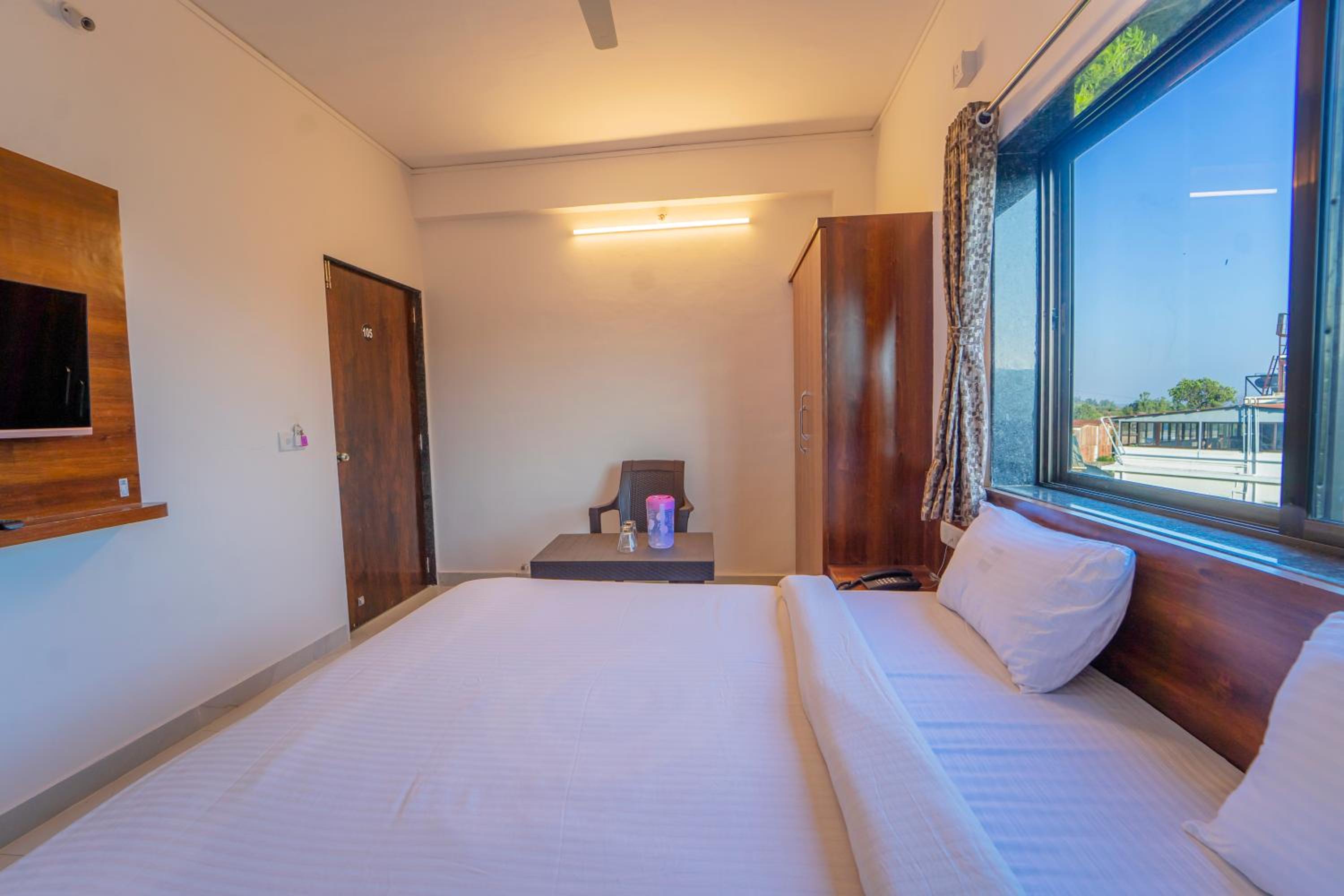 Deluxe Room with Fan photo 3