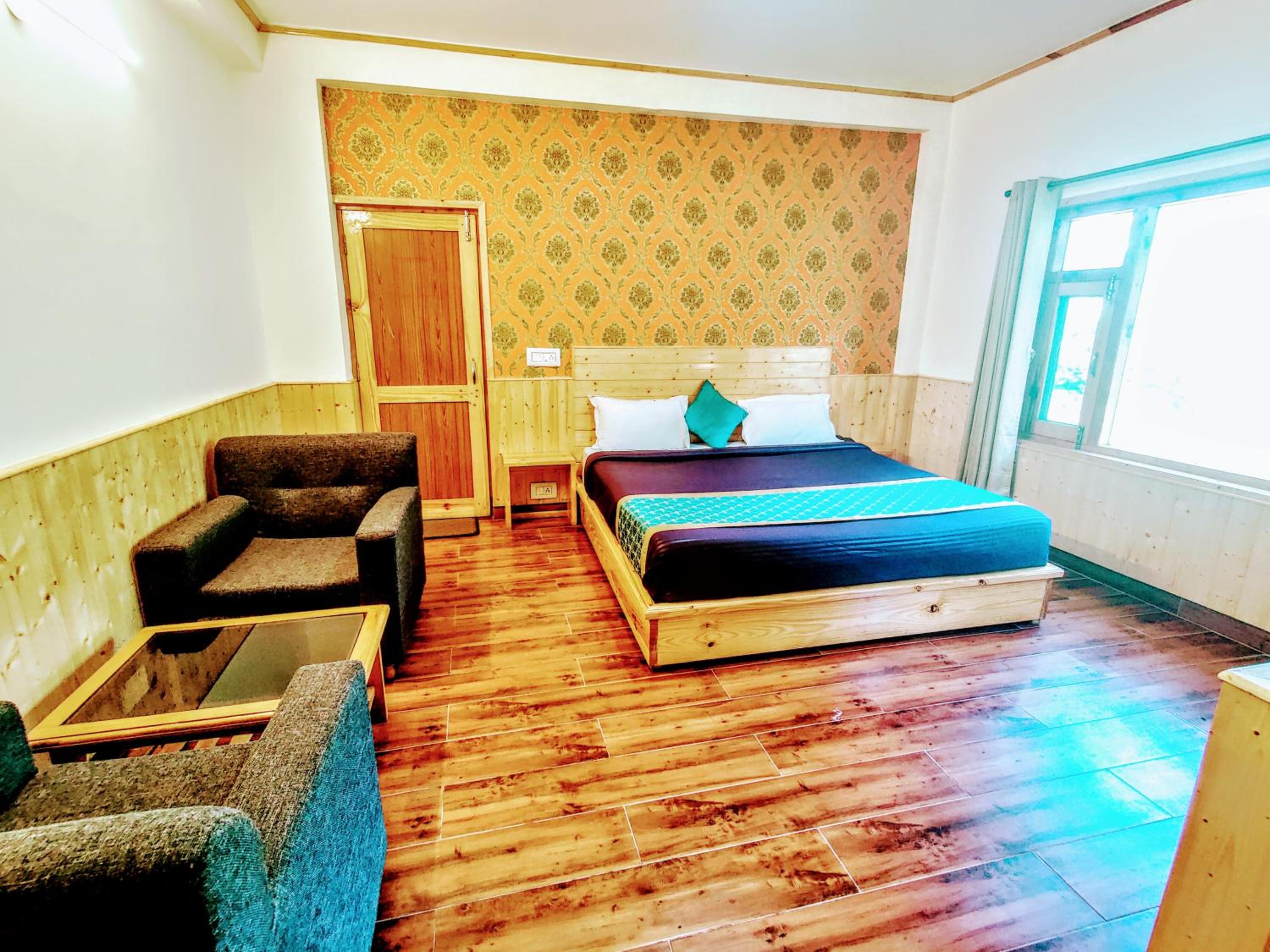 Deluxe Room (2 Adults + 1 Child)