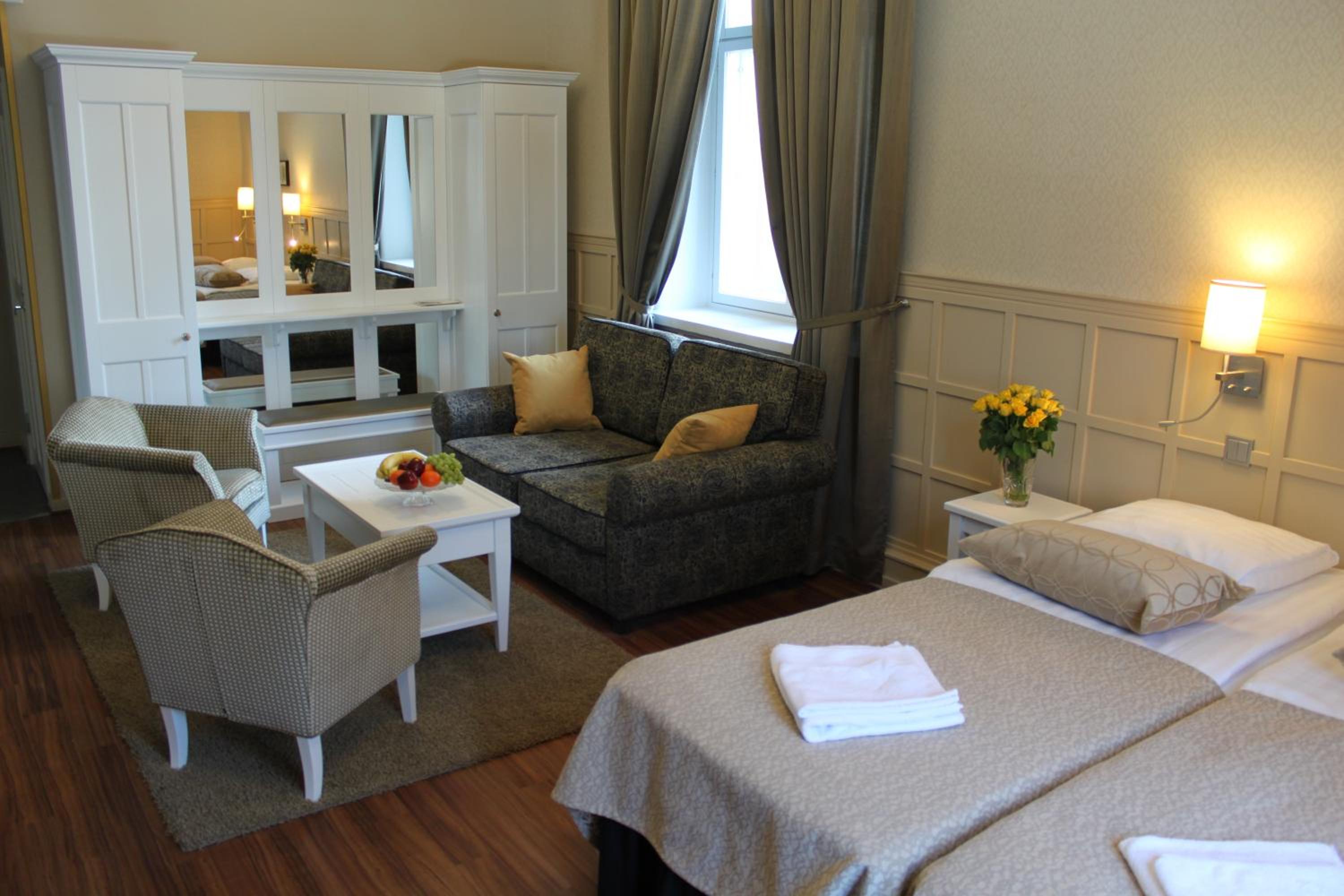 Suite - Photo 1