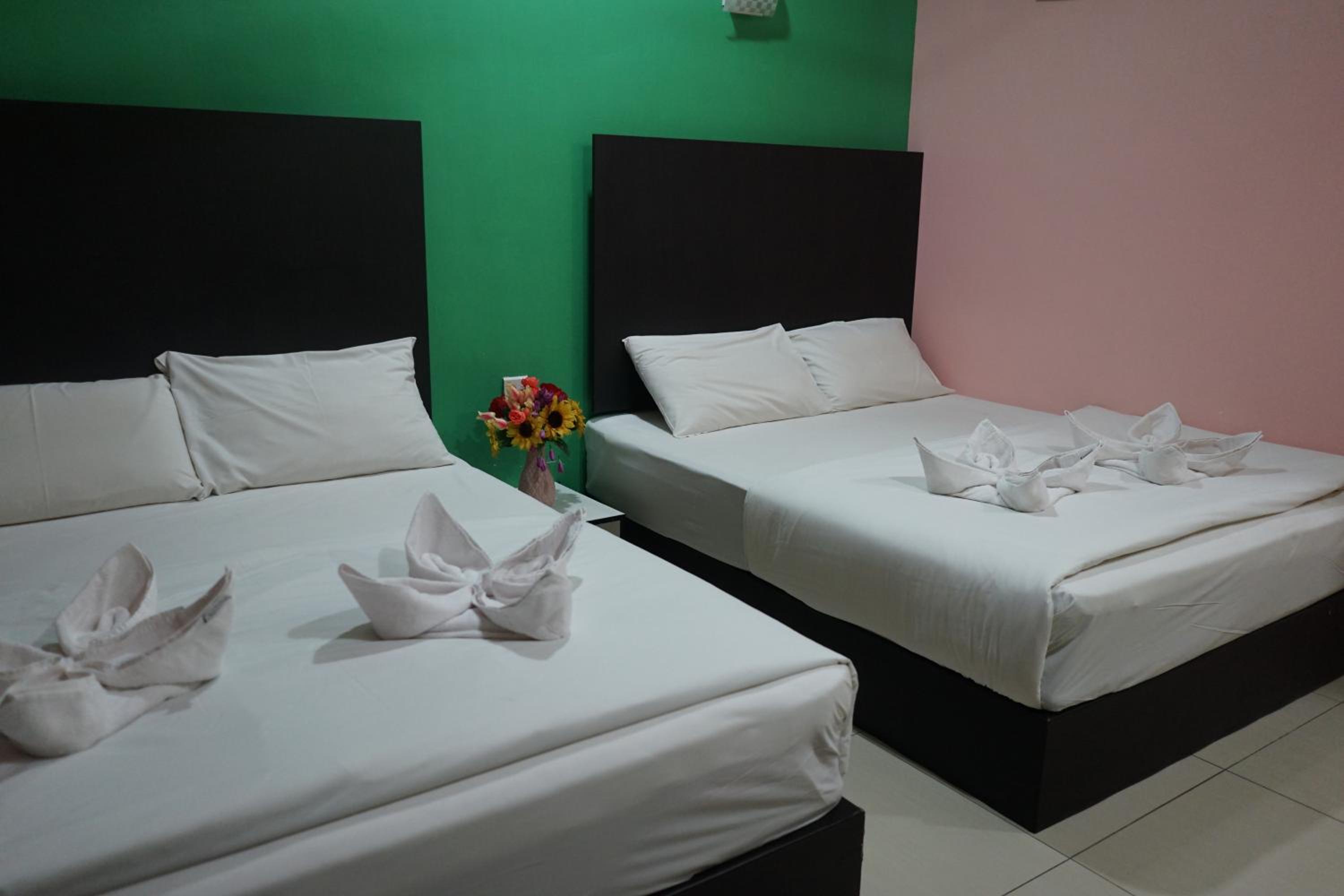 Deluxe Family Suite - Photo 3