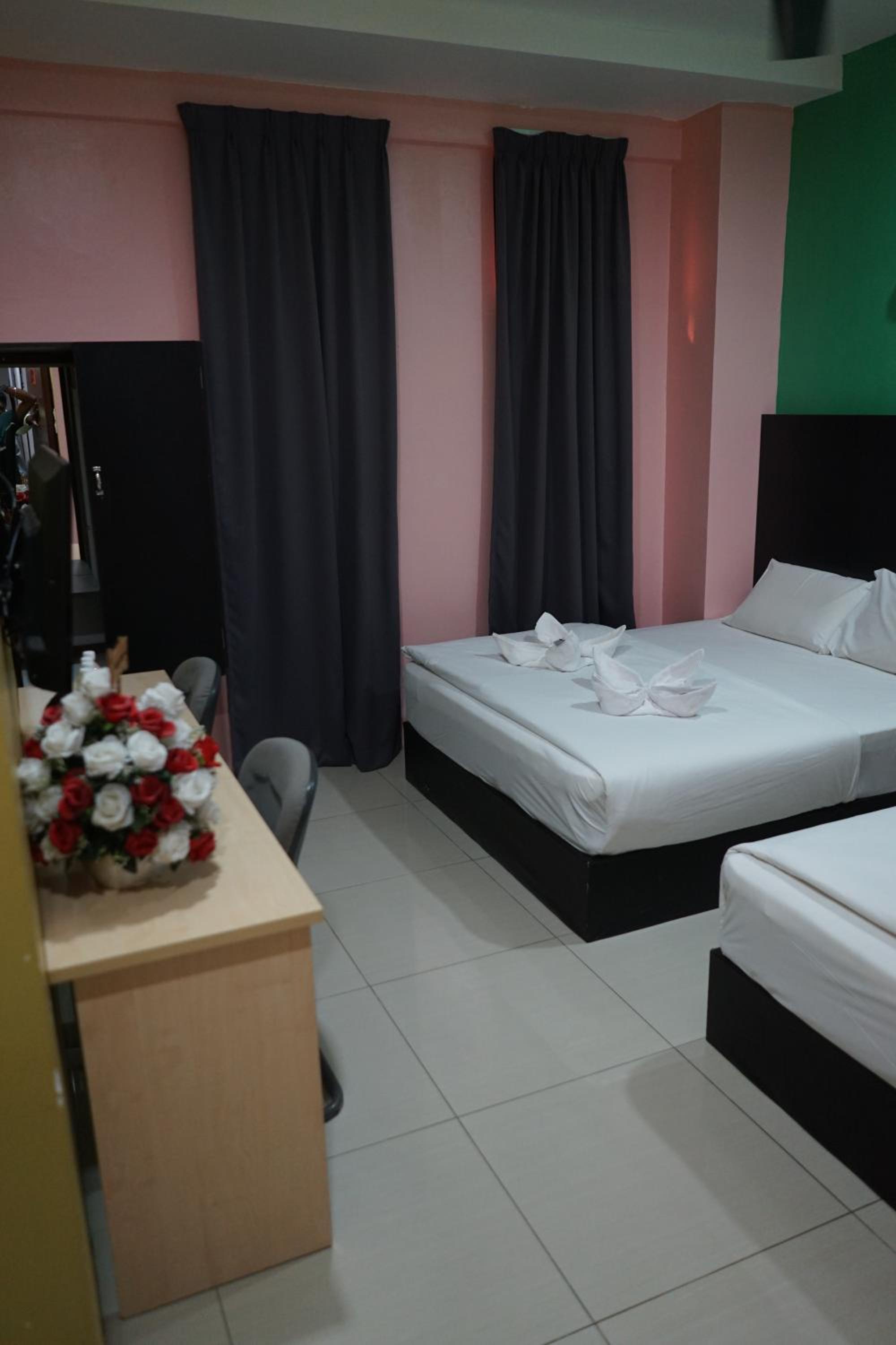 Deluxe Family Suite - Photo 2
