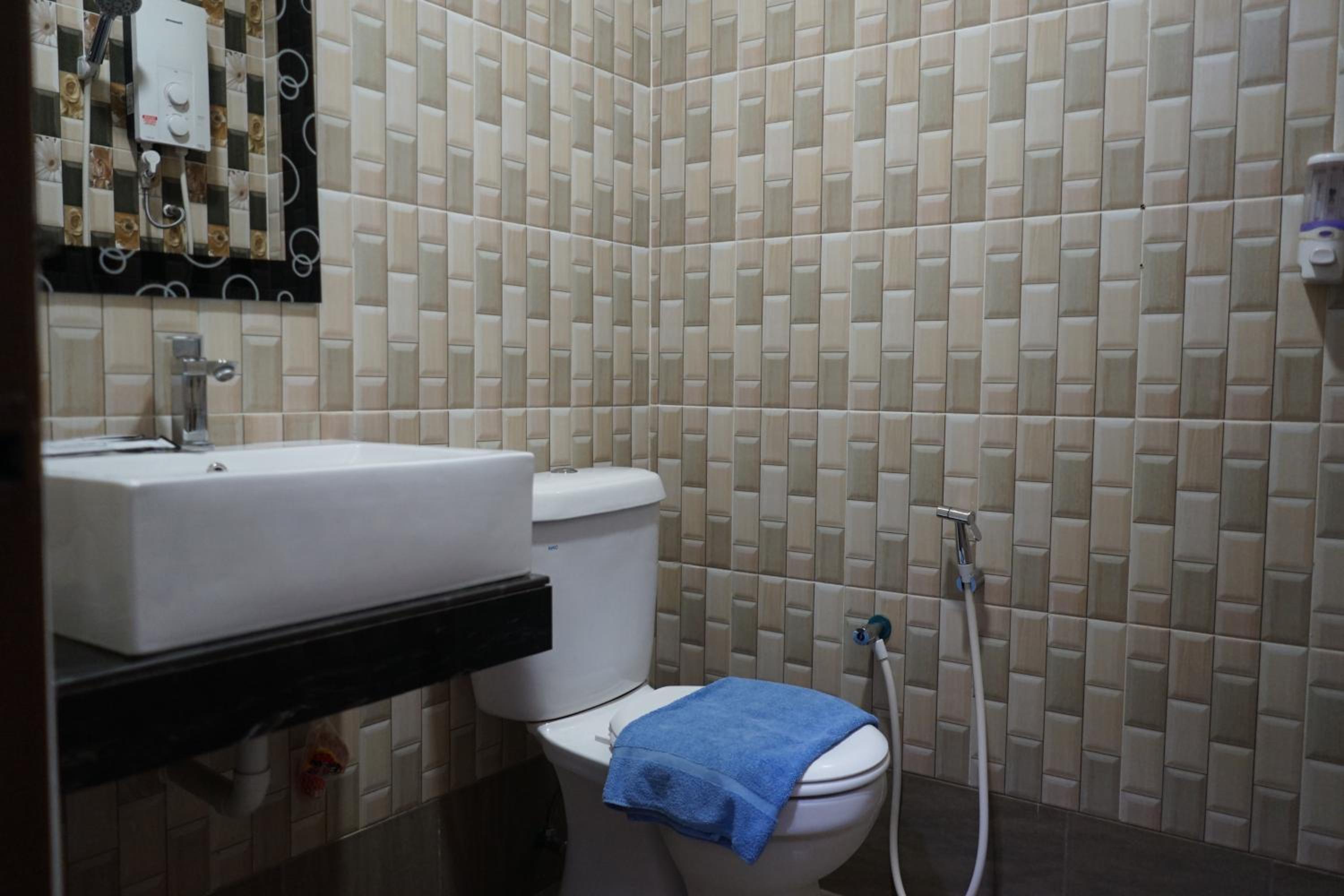 Deluxe Queen Room - Photo 6