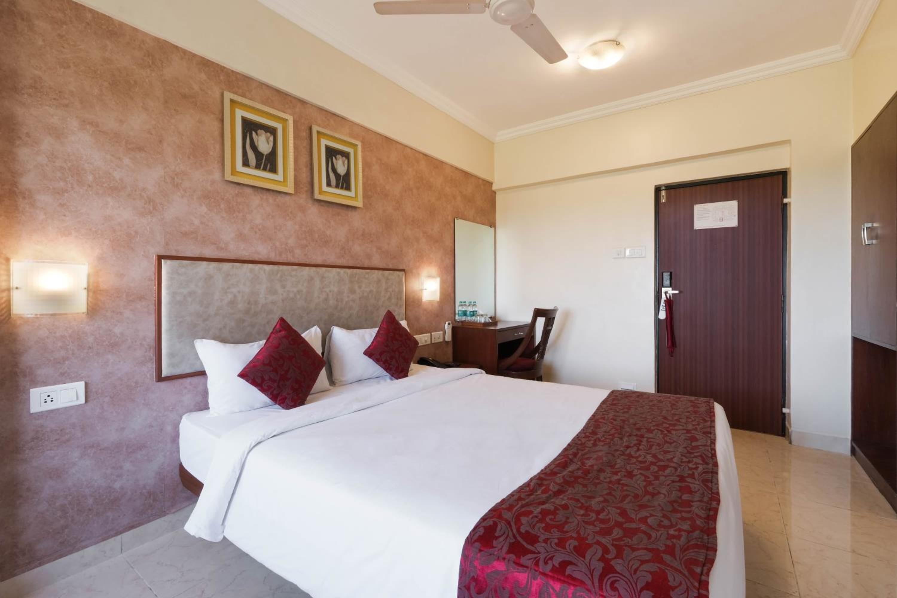 Standard Double or Twin Room - Photo 5