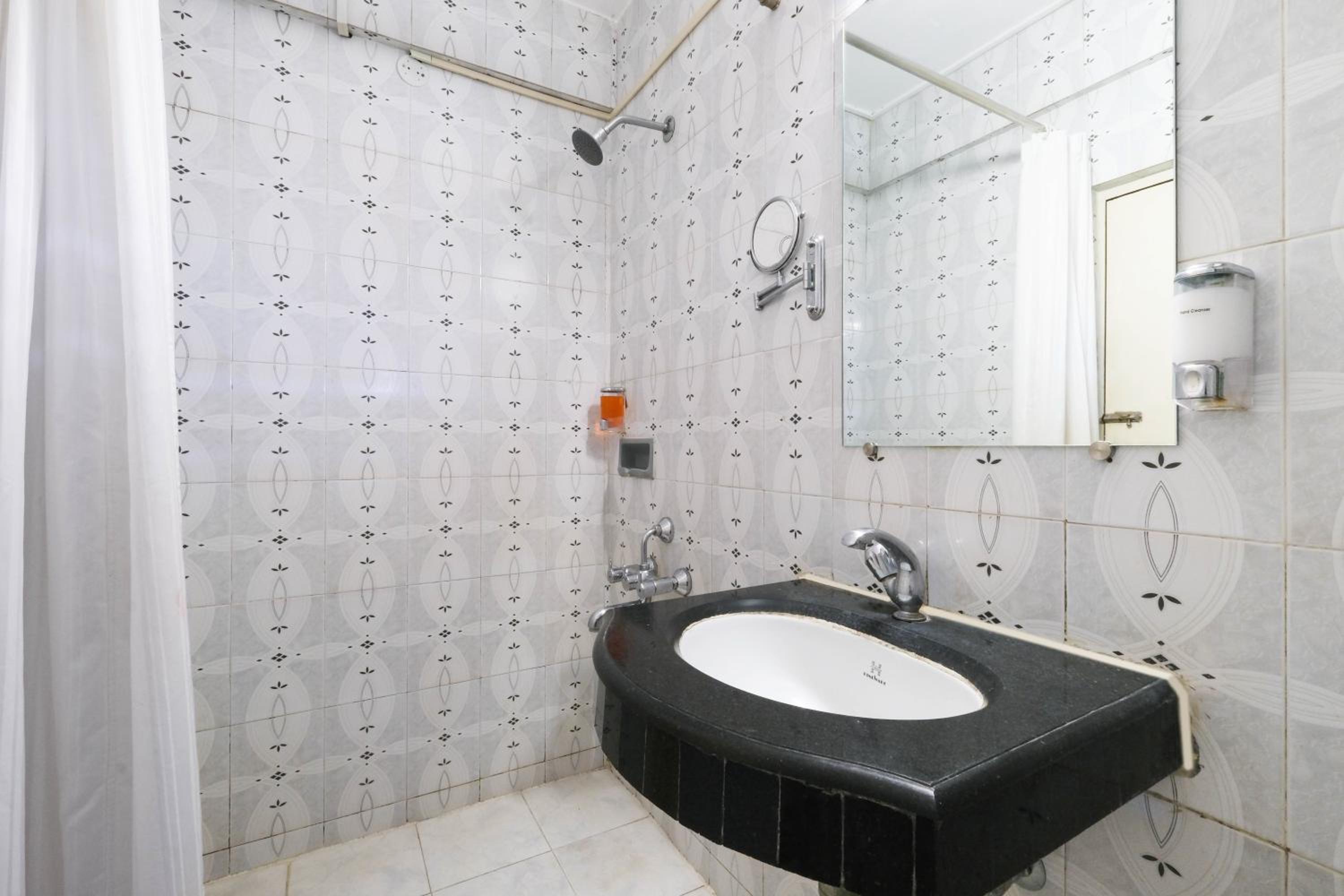 Standard Double or Twin Room - Photo 3