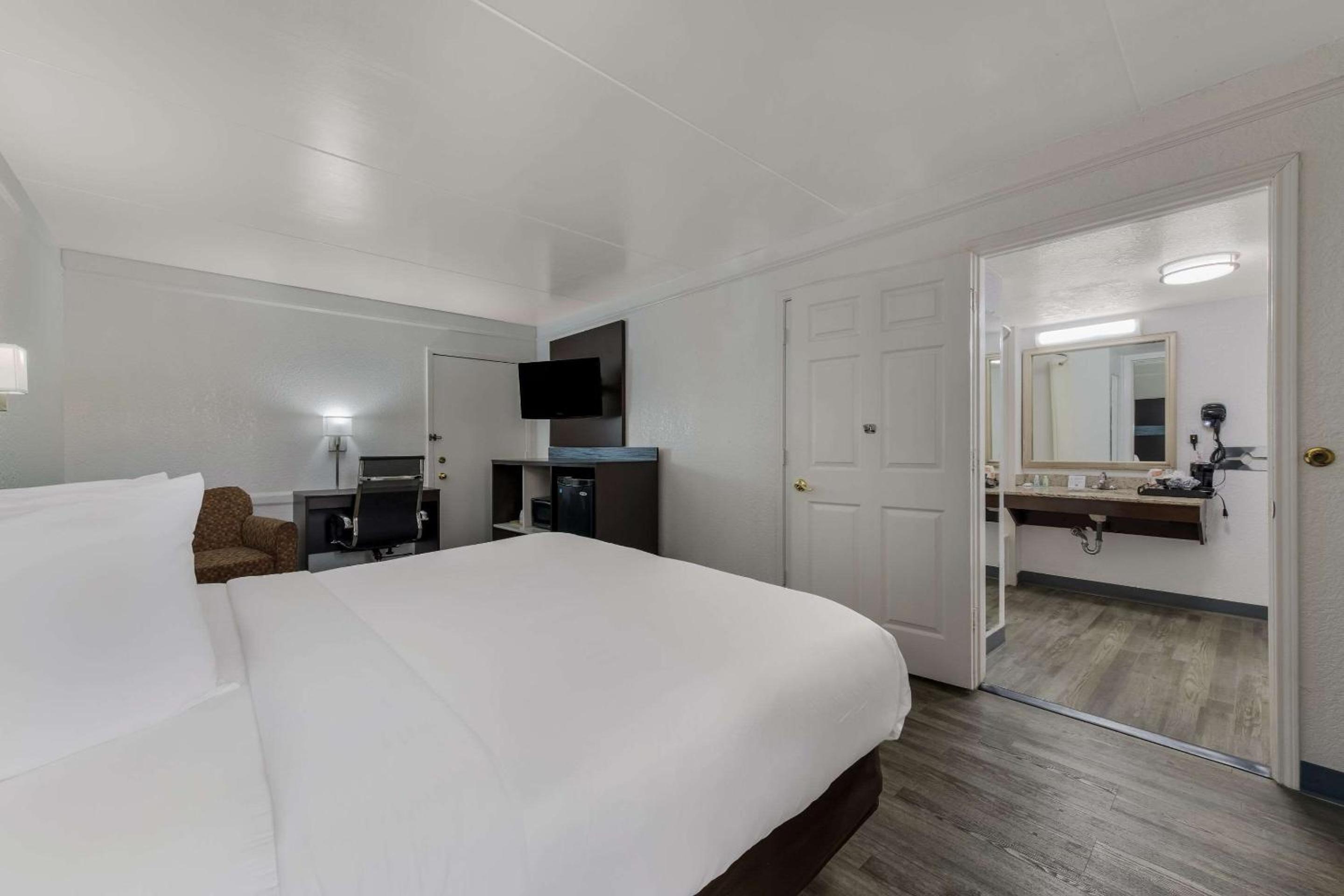 King Room - Accessible/Non-Smoking - Photo 8