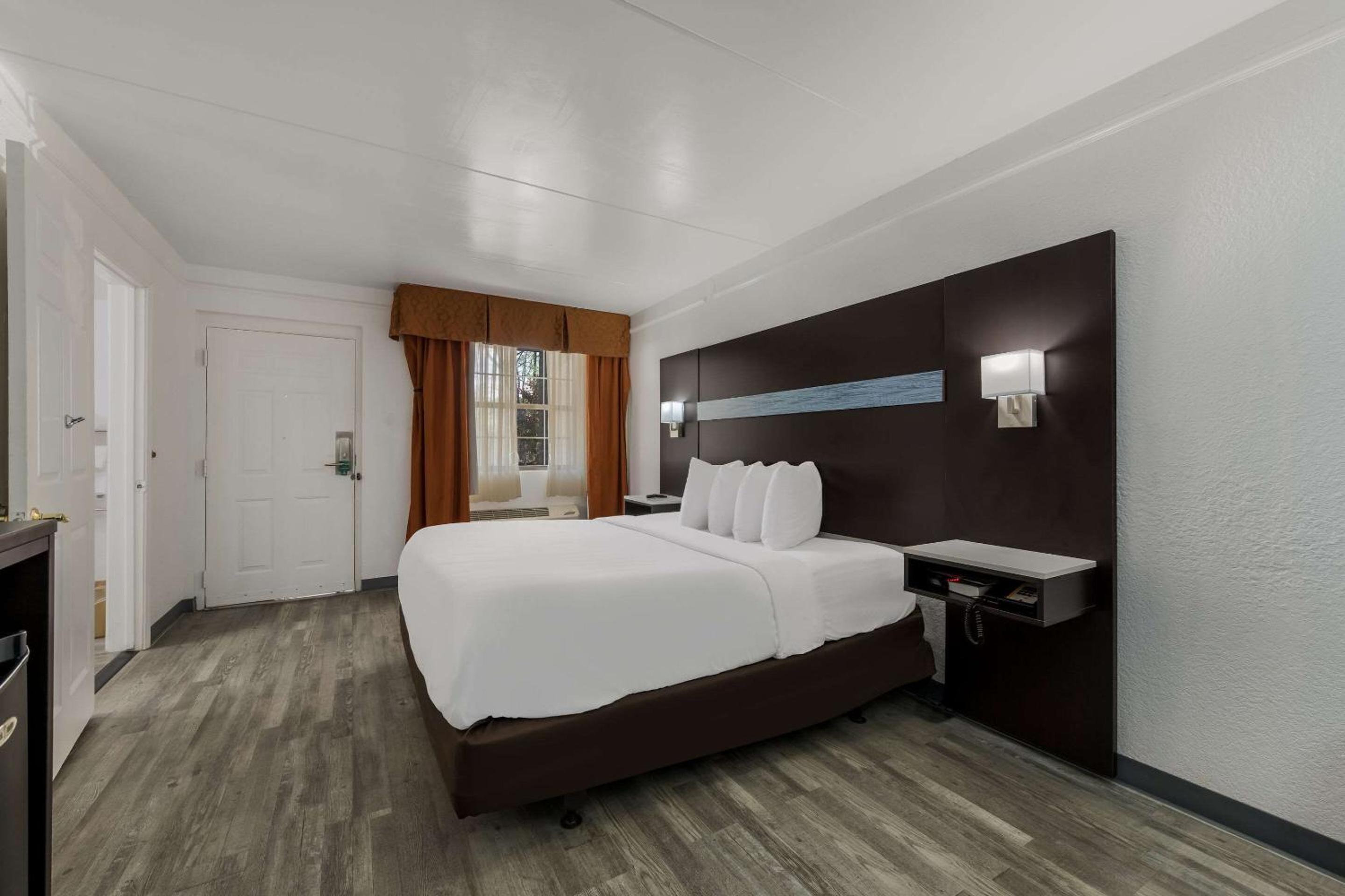 King Room - Accessible/Non-Smoking - Photo 5