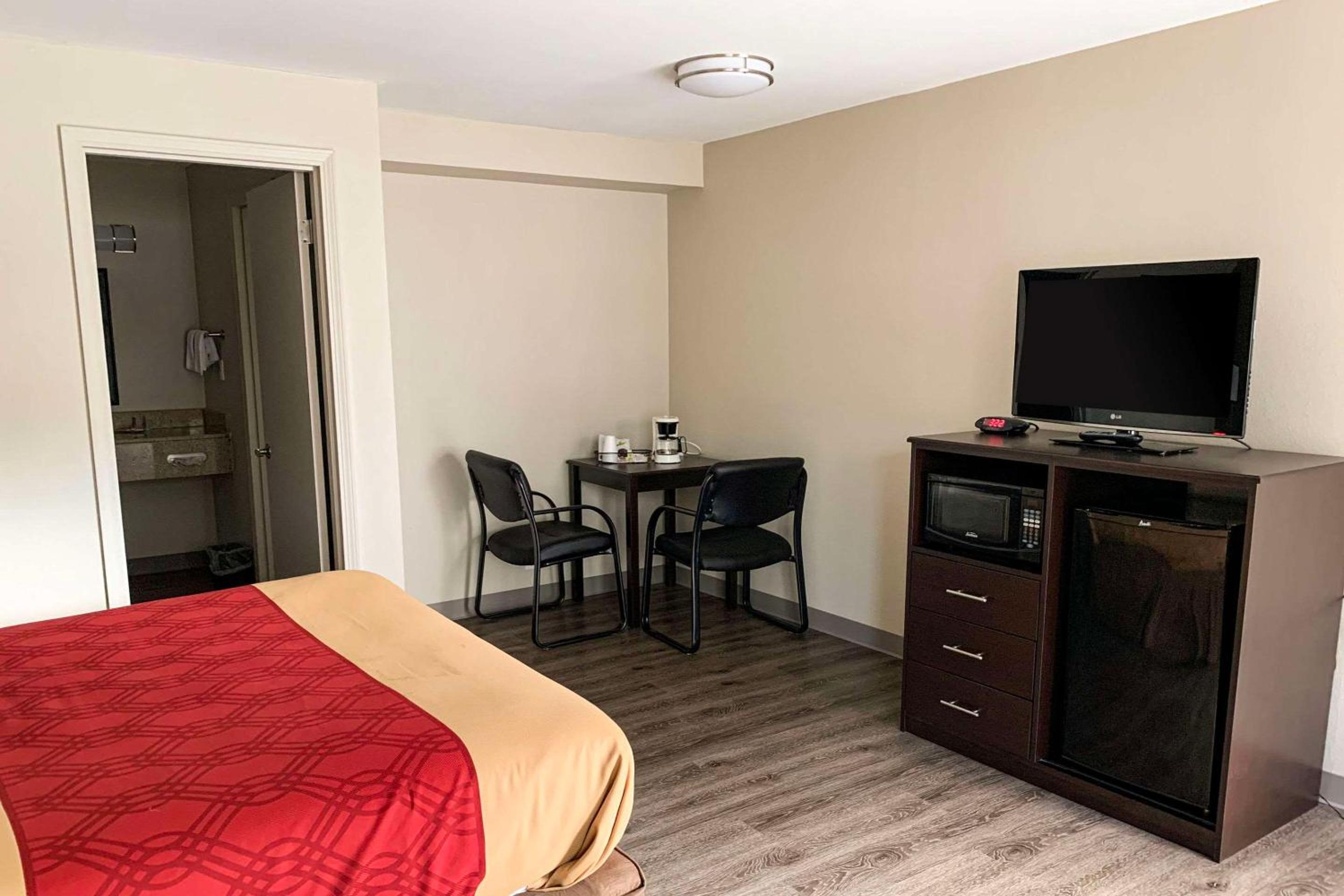 1 Queen Bed | Non-Smoking, Micfridge photo 2