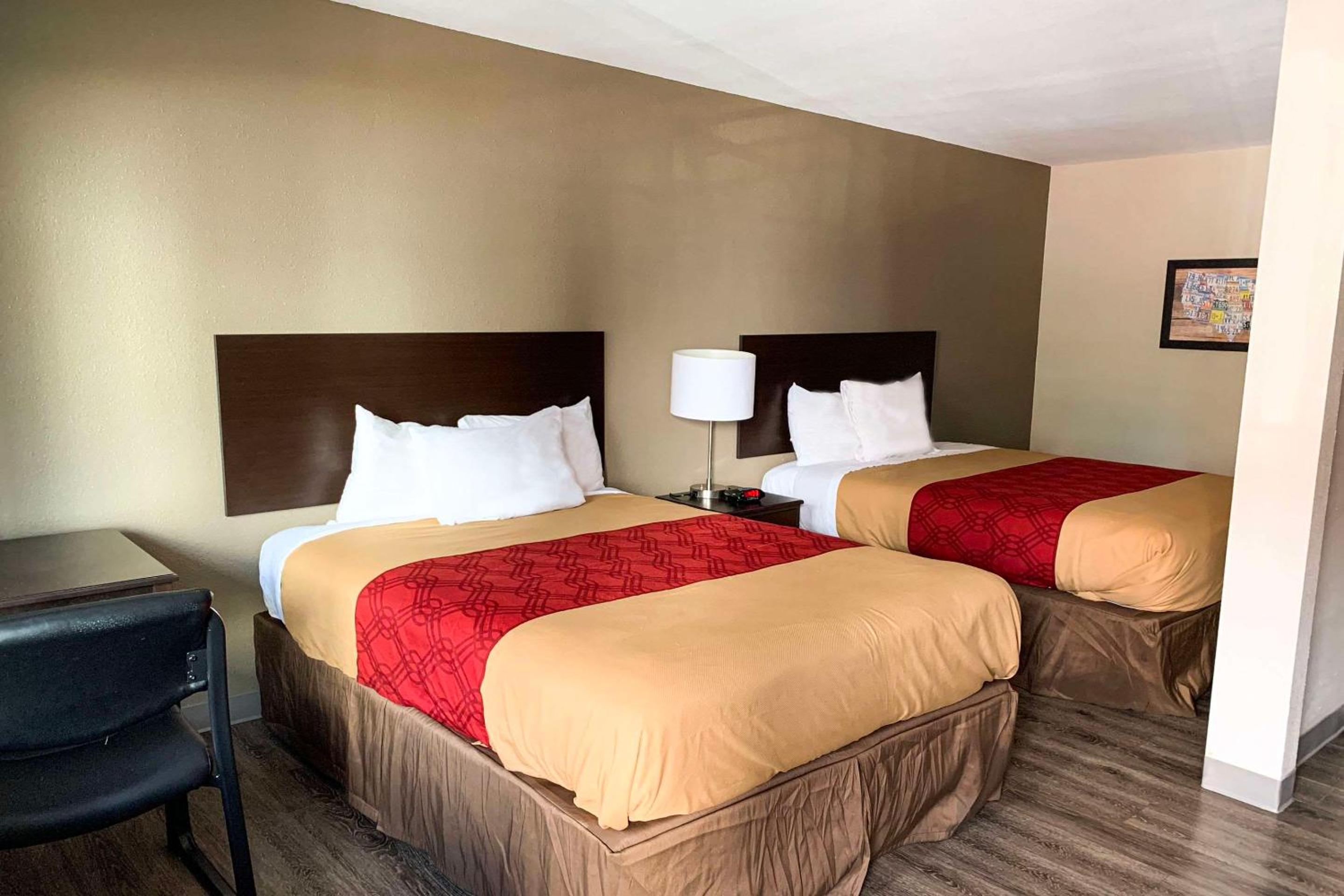 2 Queen Beds | Non-Smoking, Micfridge photo 1