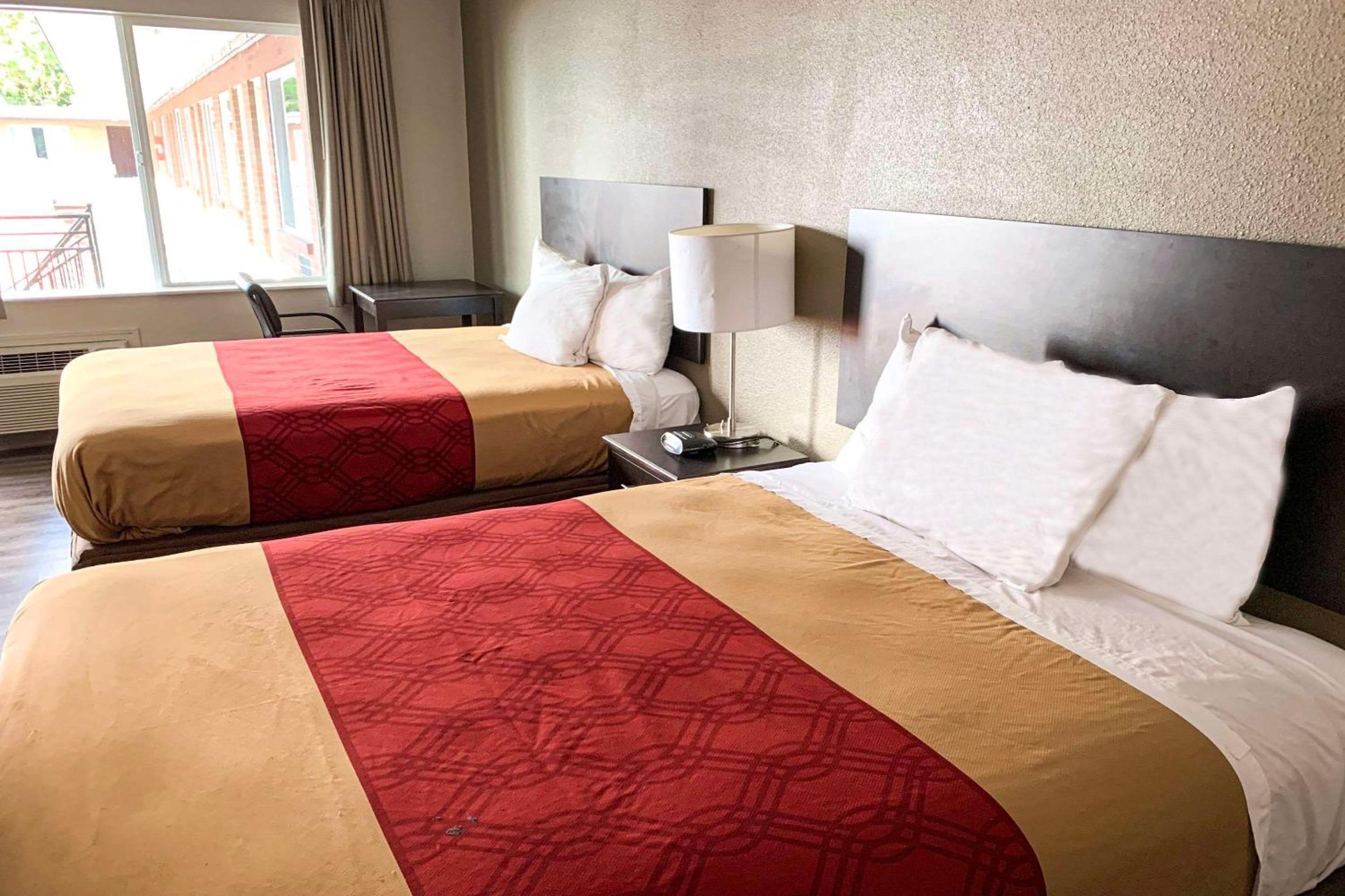 2 Queen Beds | Non-Smoking, Micfridge photo 2