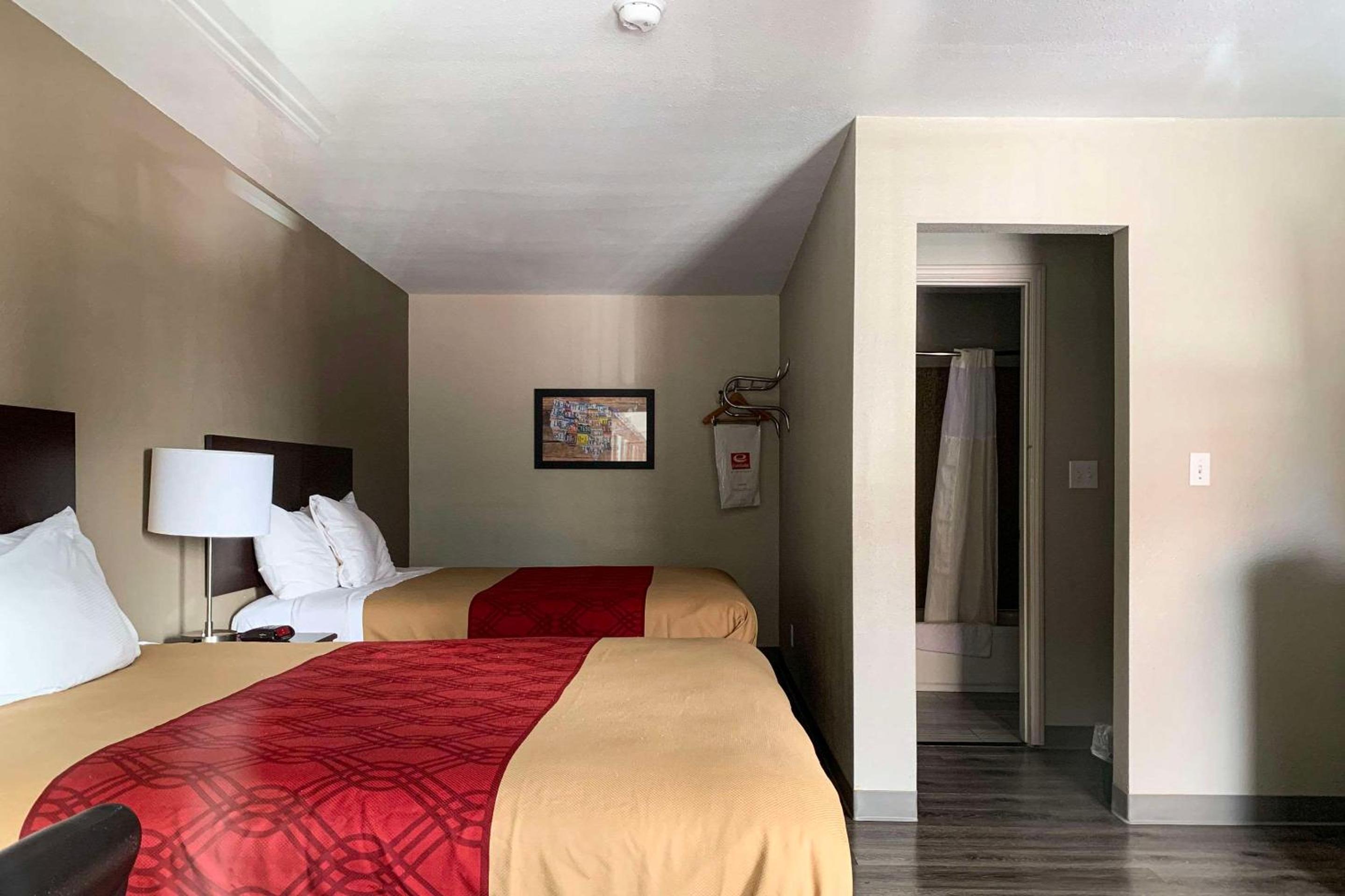 2 Queen Beds | Non-Smoking, Micfridge photo 3