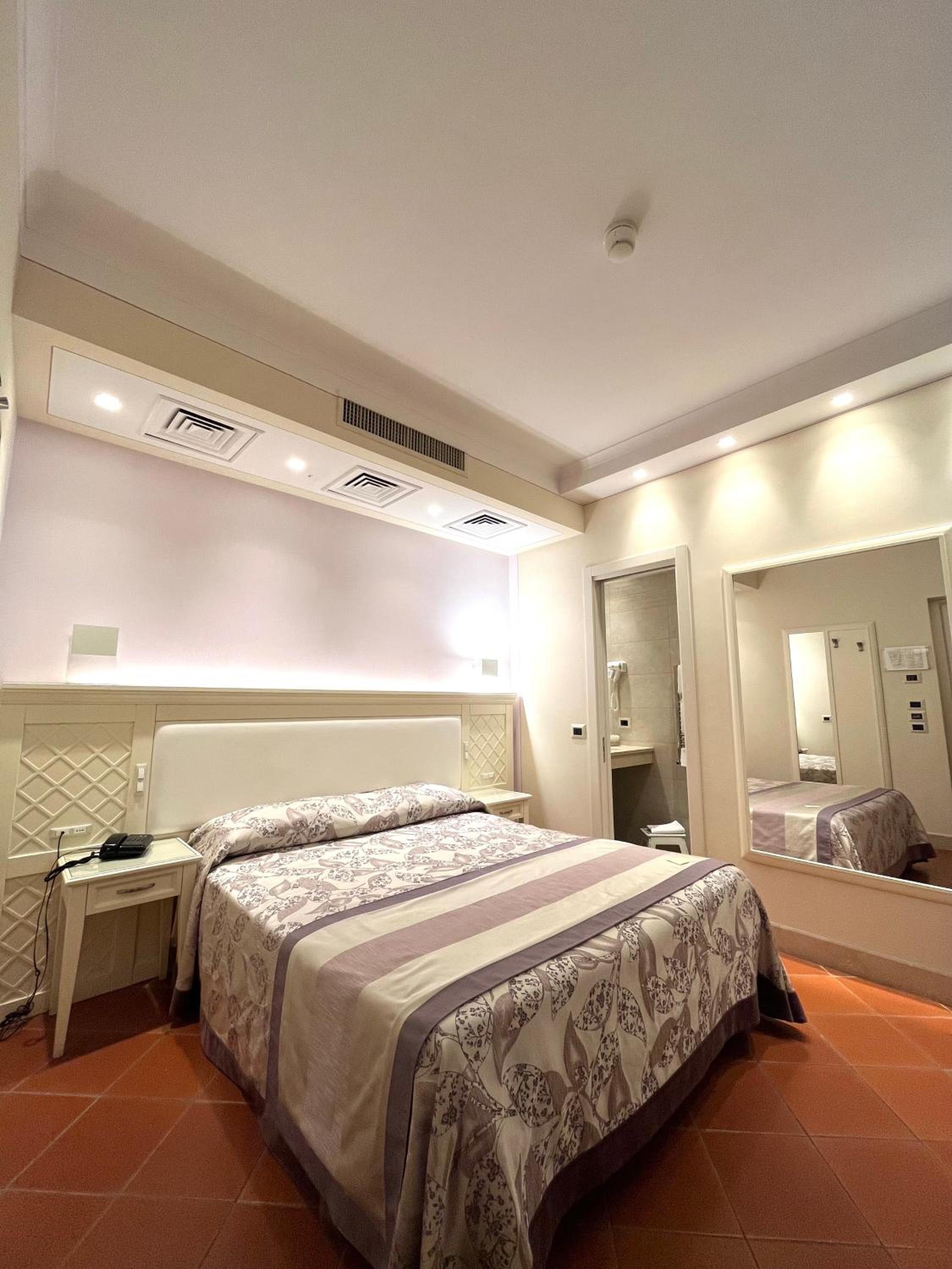 Small Double Room photo 1
