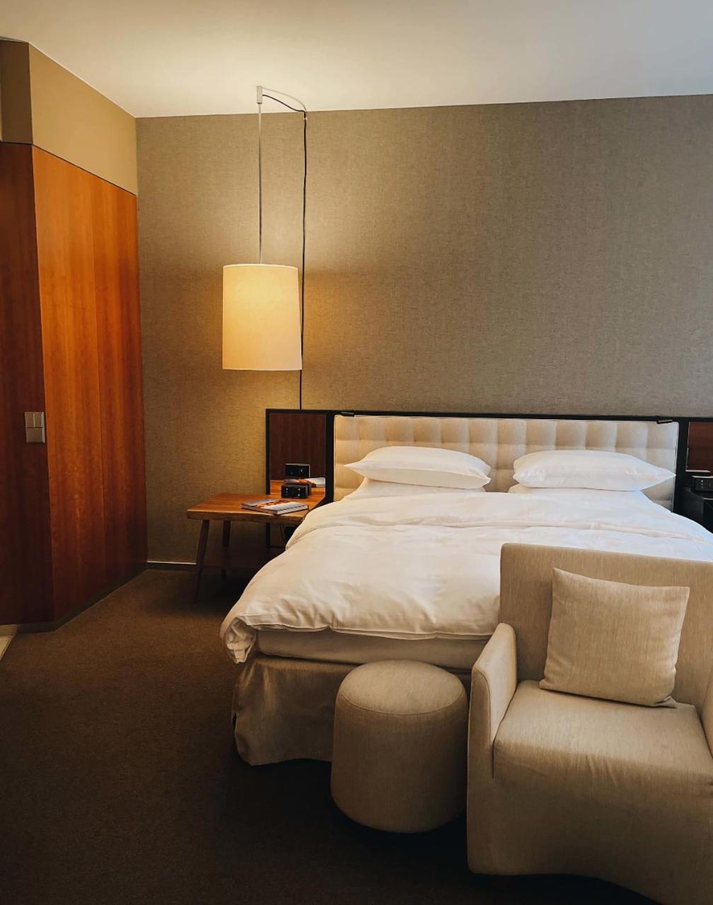 Deluxe King Room thumbnail 6