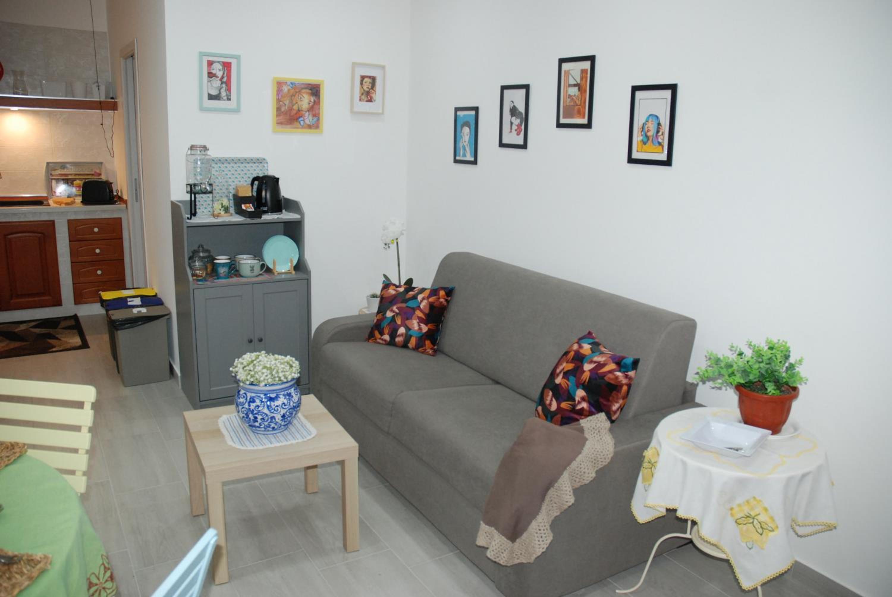 One-Bedroom Apartment photo 1