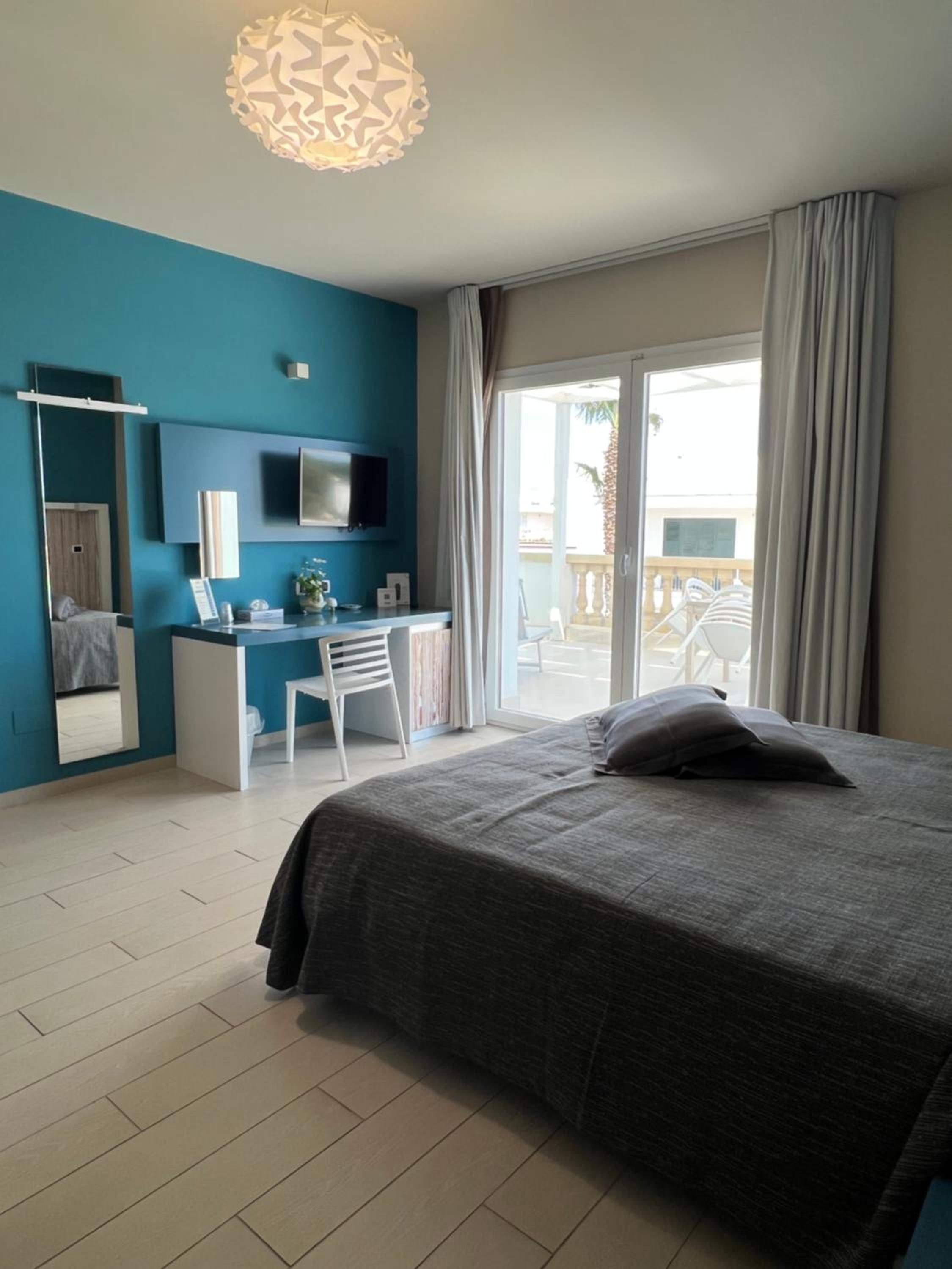 Triple Room with Side Sea View photo 3