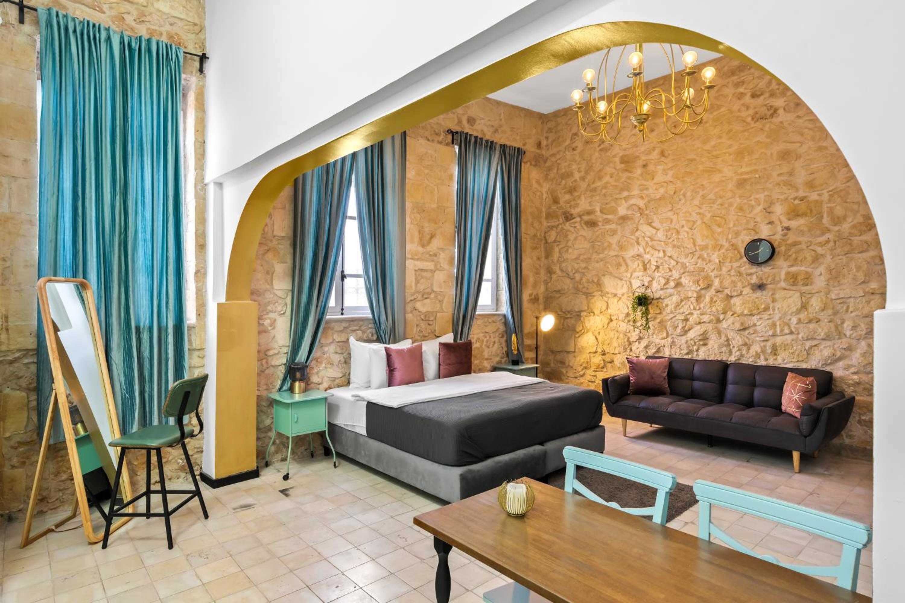 Deluxe King Suite
