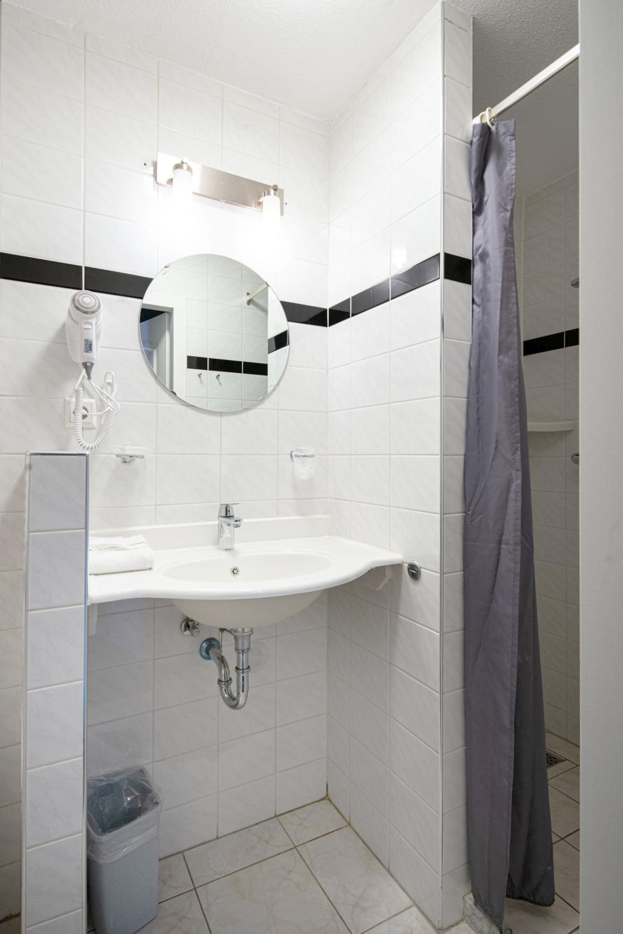Small Double Room - Photo 4