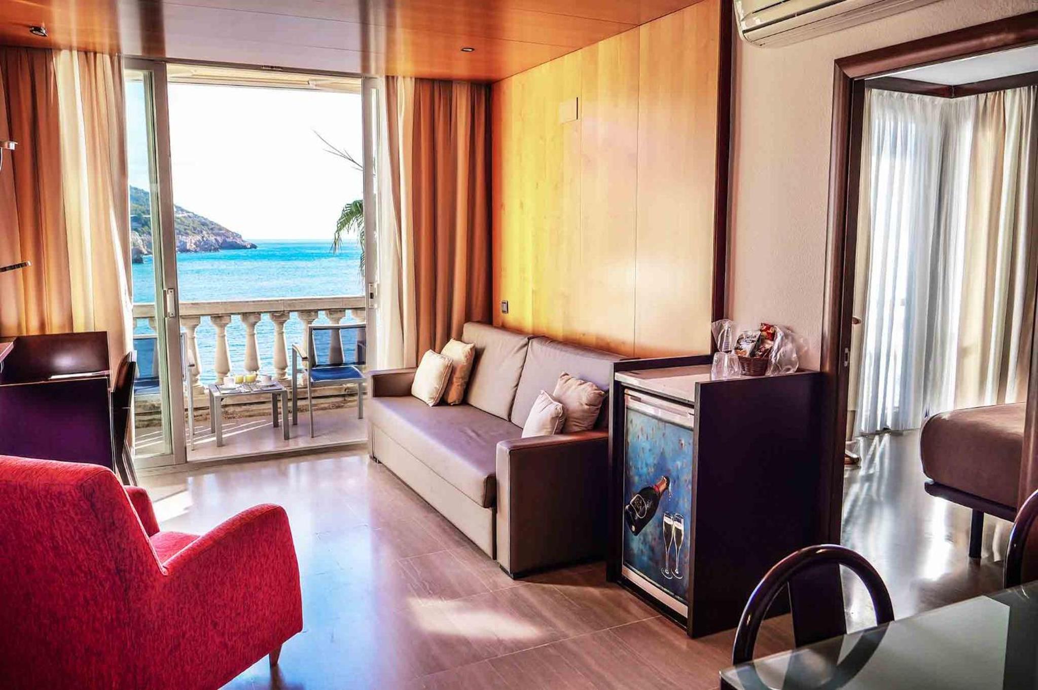Junior Suite with Balcony and Sea View - Photo 6