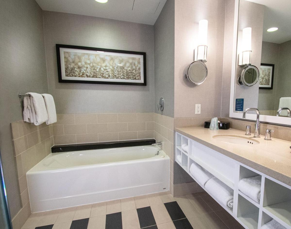 Augustus Tower Deluxe 2 Bed (Non-Smoking) - Photo 2