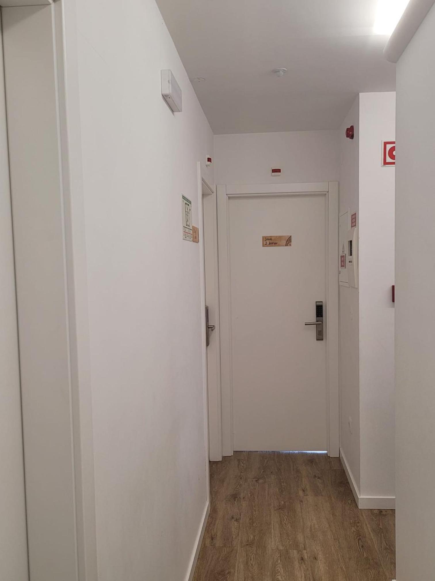 Deluxe Double or Twin Room with City View - Photo 16