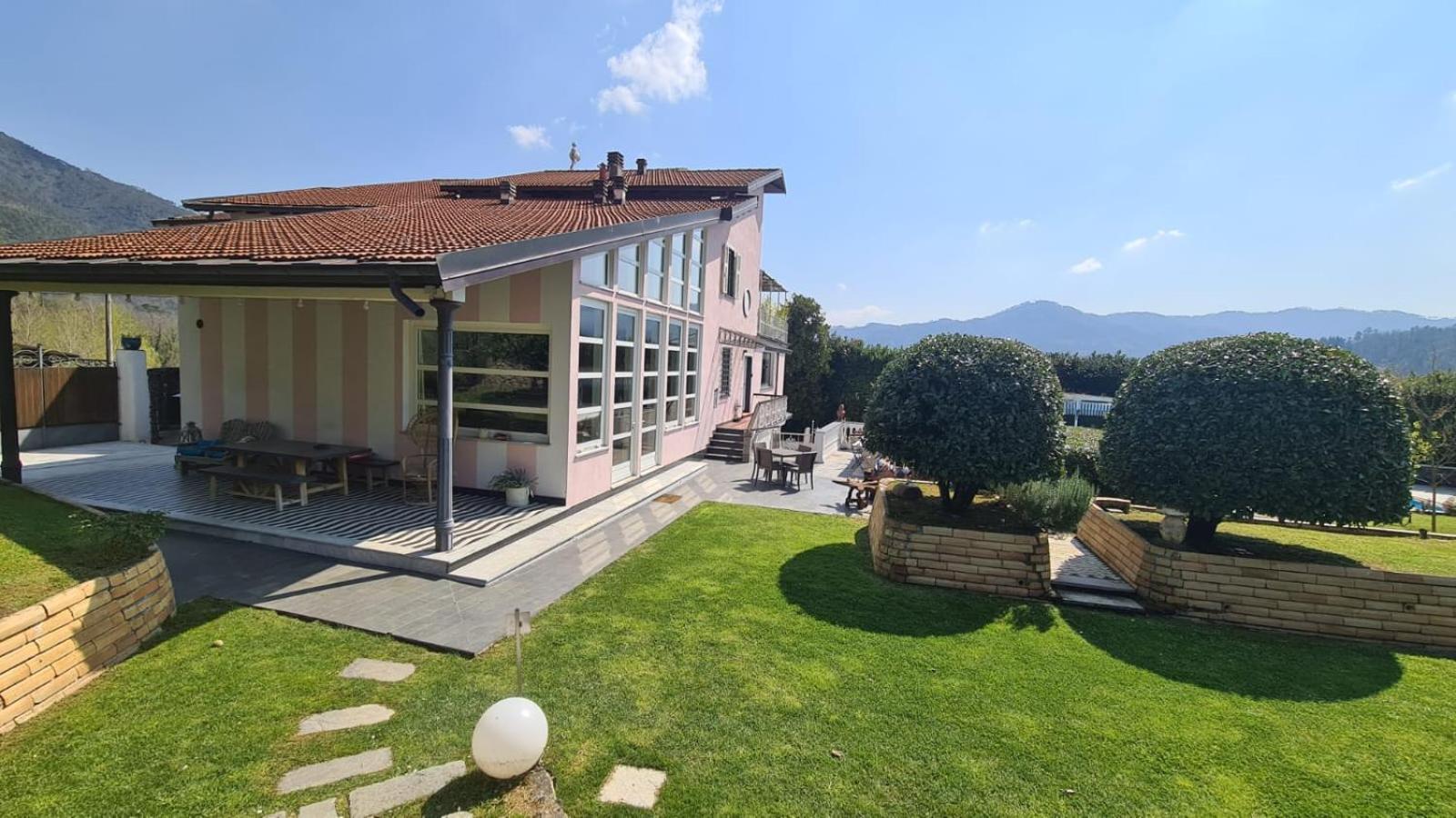 Villa photo 2