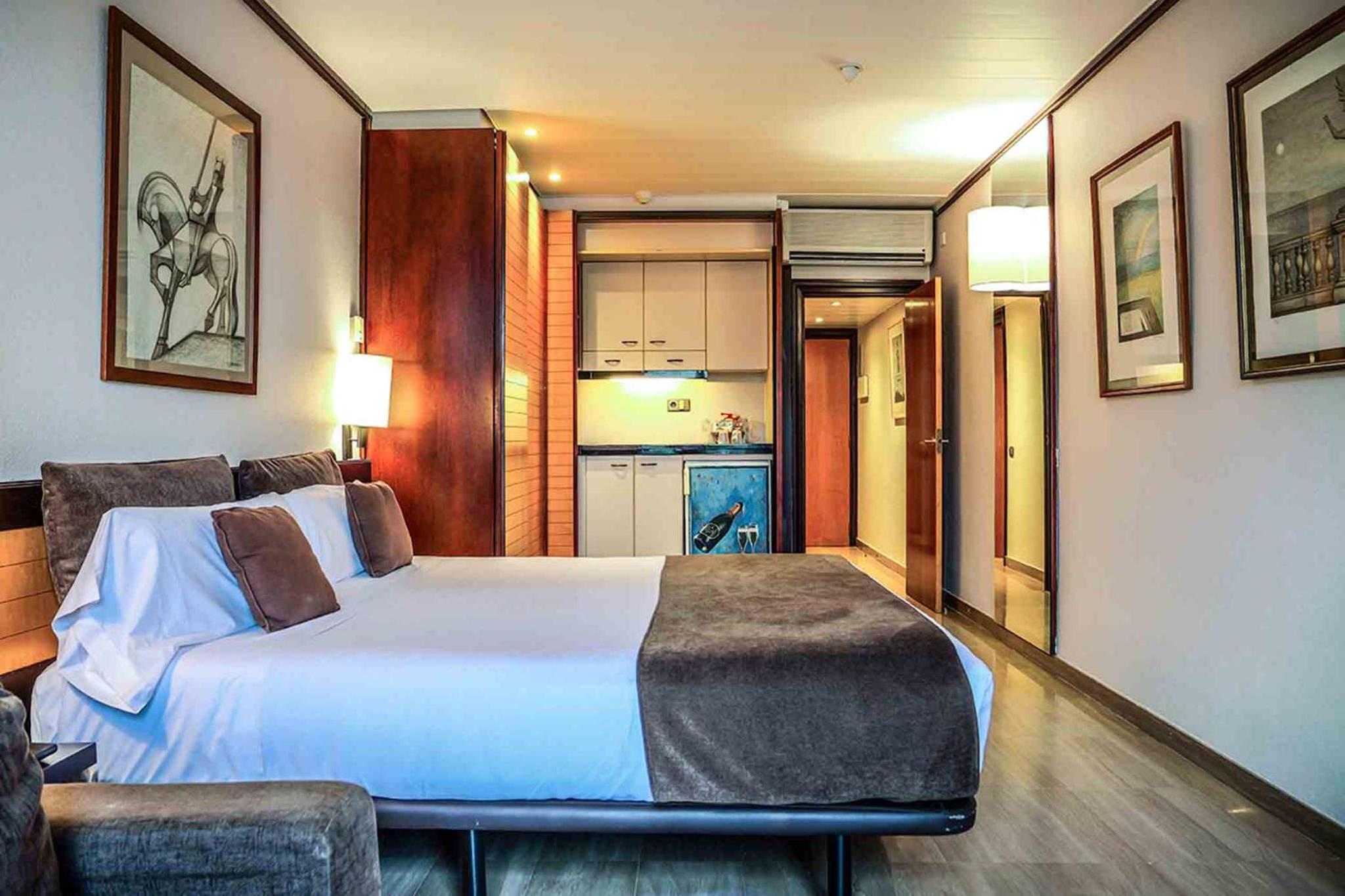 Double or Twin Room with Balcony - Photo 4